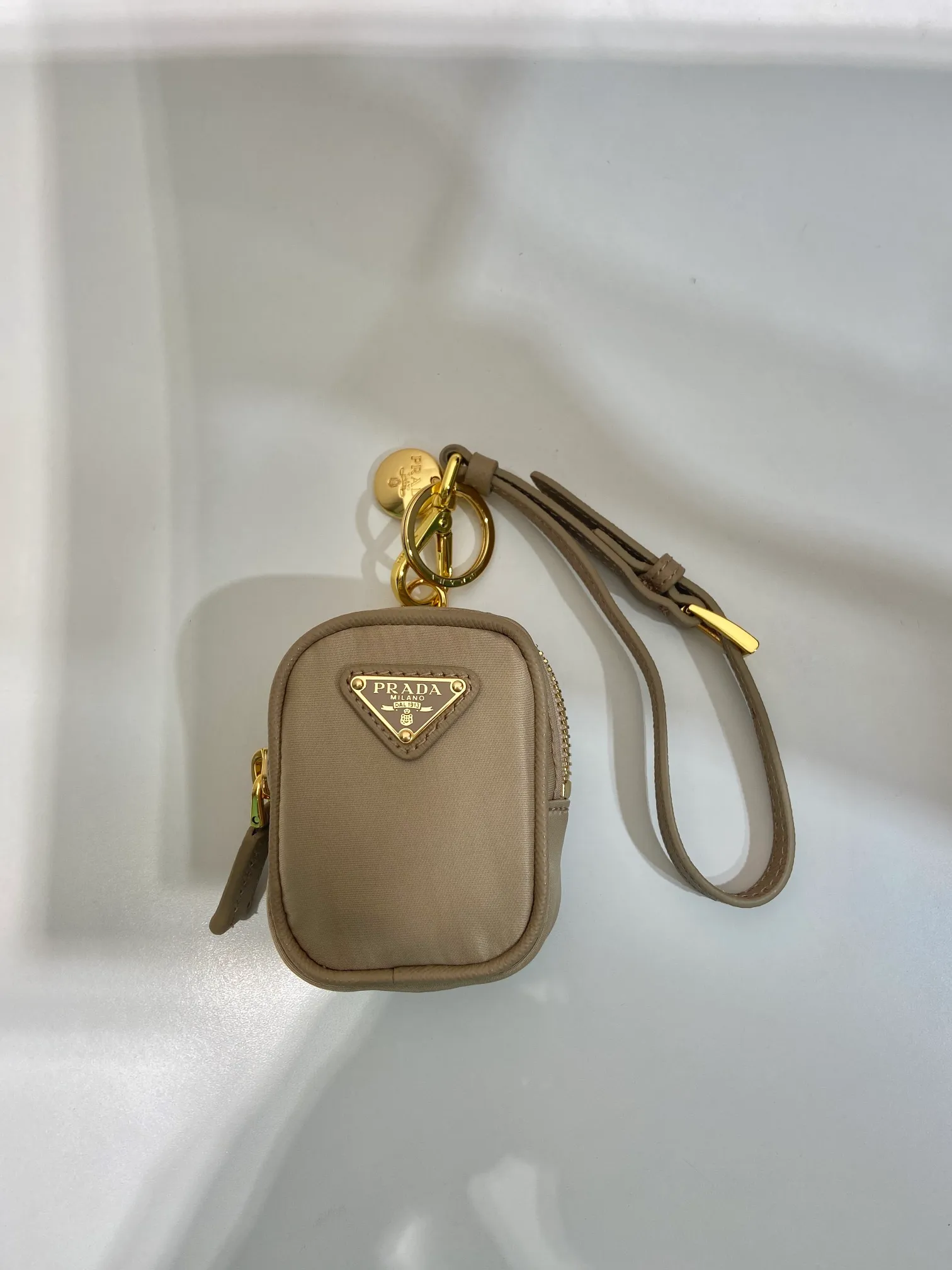 💰360🎉Mini small bag🎉1TT200 new product🎉🎉 This mini pouch is versatile in style and made of Re-Nylon. It cleverly combines practical regenerated nylon, a detachable leather wrist strap and gold-plated hardware. It can be hung on bags and waist bags for decoration. Cards/car keys🔑/lipstick💄/are all no problem. Babies, the pouch you have been longing for has arrived👏👏 Length 7.5x Height 6x Bottom 2.5cm👏👏👏🎉🎉🎉