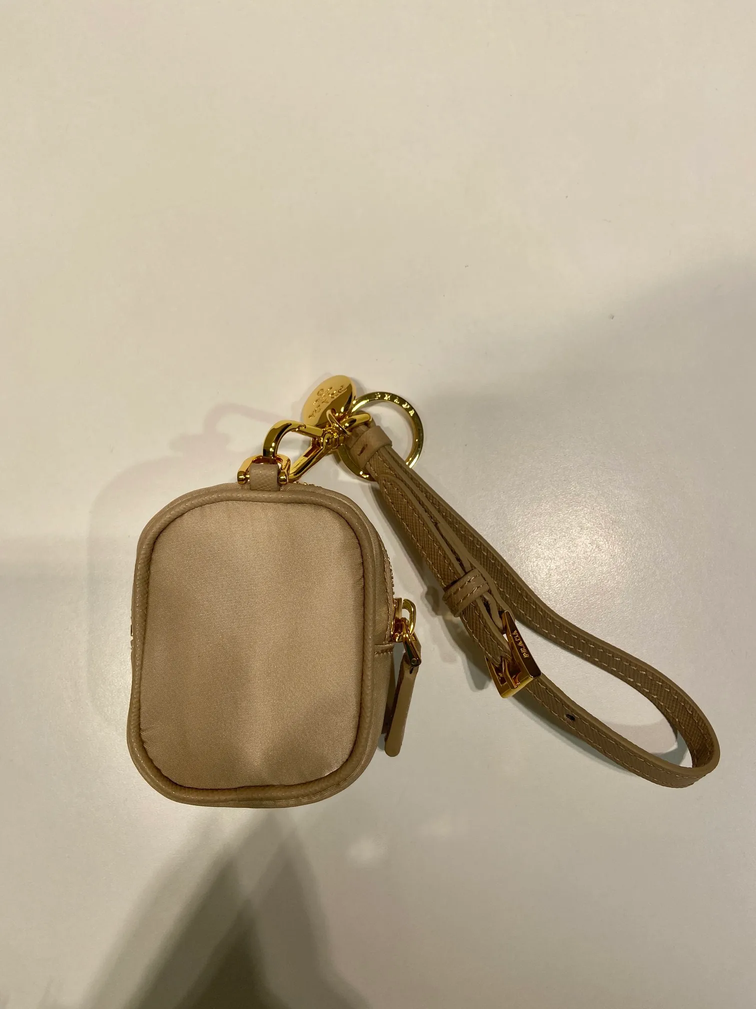 💰360🎉Mini small bag🎉1TT200 new product🎉🎉 This mini pouch is versatile in style and made of Re-Nylon. It cleverly combines practical regenerated nylon, a detachable leather wrist strap and gold-plated hardware. It can be hung on bags and waist bags for decoration. Cards/car keys🔑/lipstick💄/are all no problem. Babies, the pouch you have been longing for has arrived👏👏 Length 7.5x Height 6x Bottom 2.5cm👏👏👏🎉🎉🎉