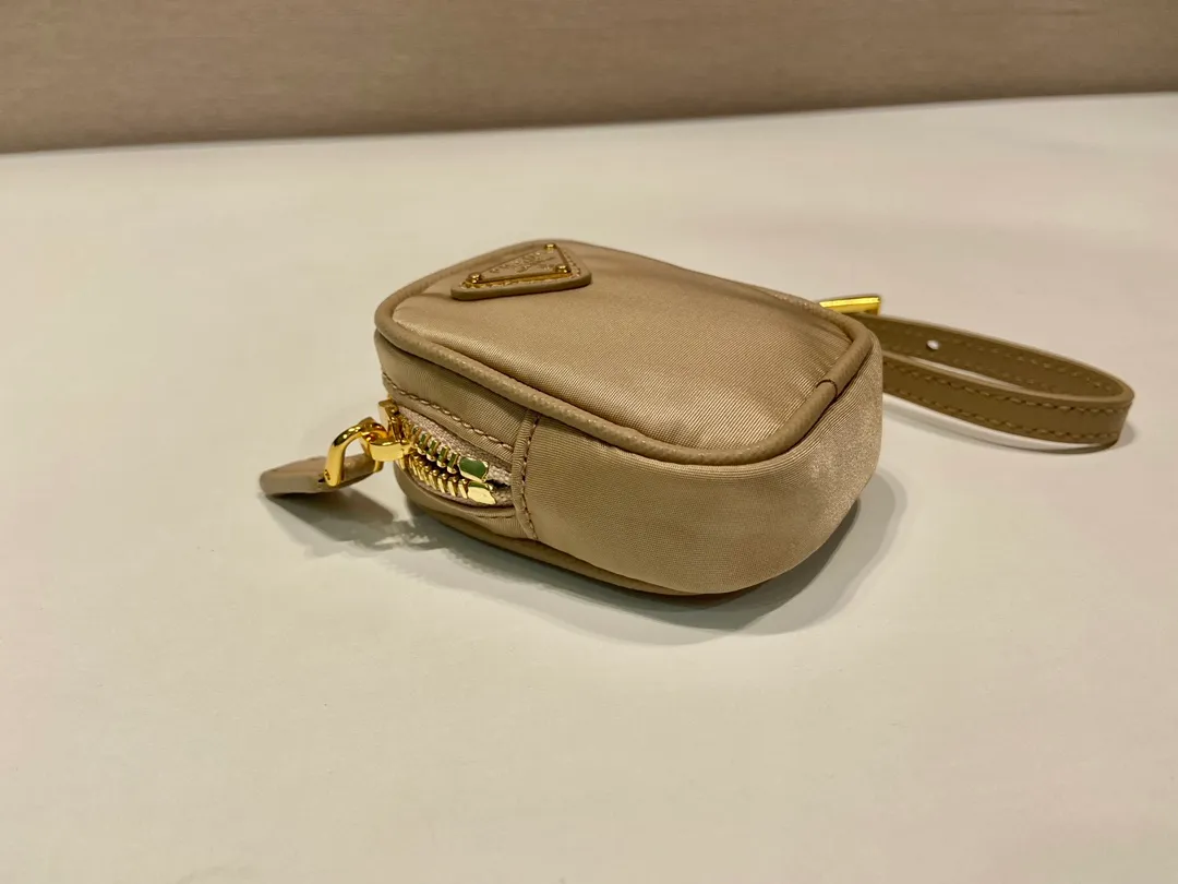 💰360🎉Mini small bag🎉1TT200 new product🎉🎉 This mini pouch is versatile in style and made of Re-Nylon. It cleverly combines practical regenerated nylon, a detachable leather wrist strap and gold-plated hardware. It can be hung on bags and waist bags for decoration. Cards/car keys🔑/lipstick💄/are all no problem. Babies, the pouch you have been longing for has arrived👏👏 Length 7.5x Height 6x Bottom 2.5cm👏👏👏🎉🎉🎉