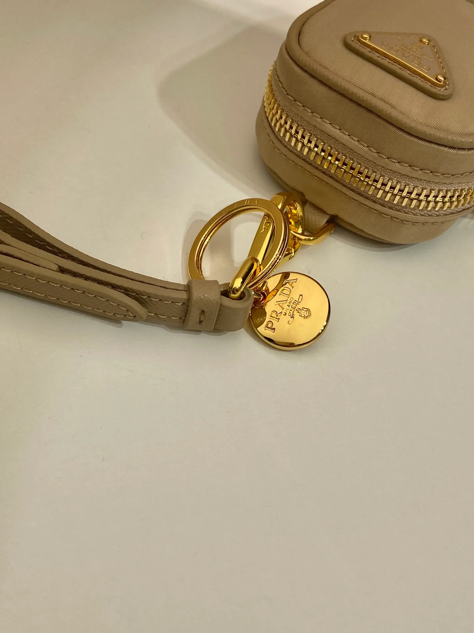 💰360🎉Mini small bag🎉1TT200 new product🎉🎉 This mini pouch is versatile in style and made of Re-Nylon. It cleverly combines practical regenerated nylon, a detachable leather wrist strap and gold-plated hardware. It can be hung on bags and waist bags for decoration. Cards/car keys🔑/lipstick💄/are all no problem. Babies, the pouch you have been longing for has arrived👏👏 Length 7.5x Height 6x Bottom 2.5cm👏👏👏🎉🎉🎉