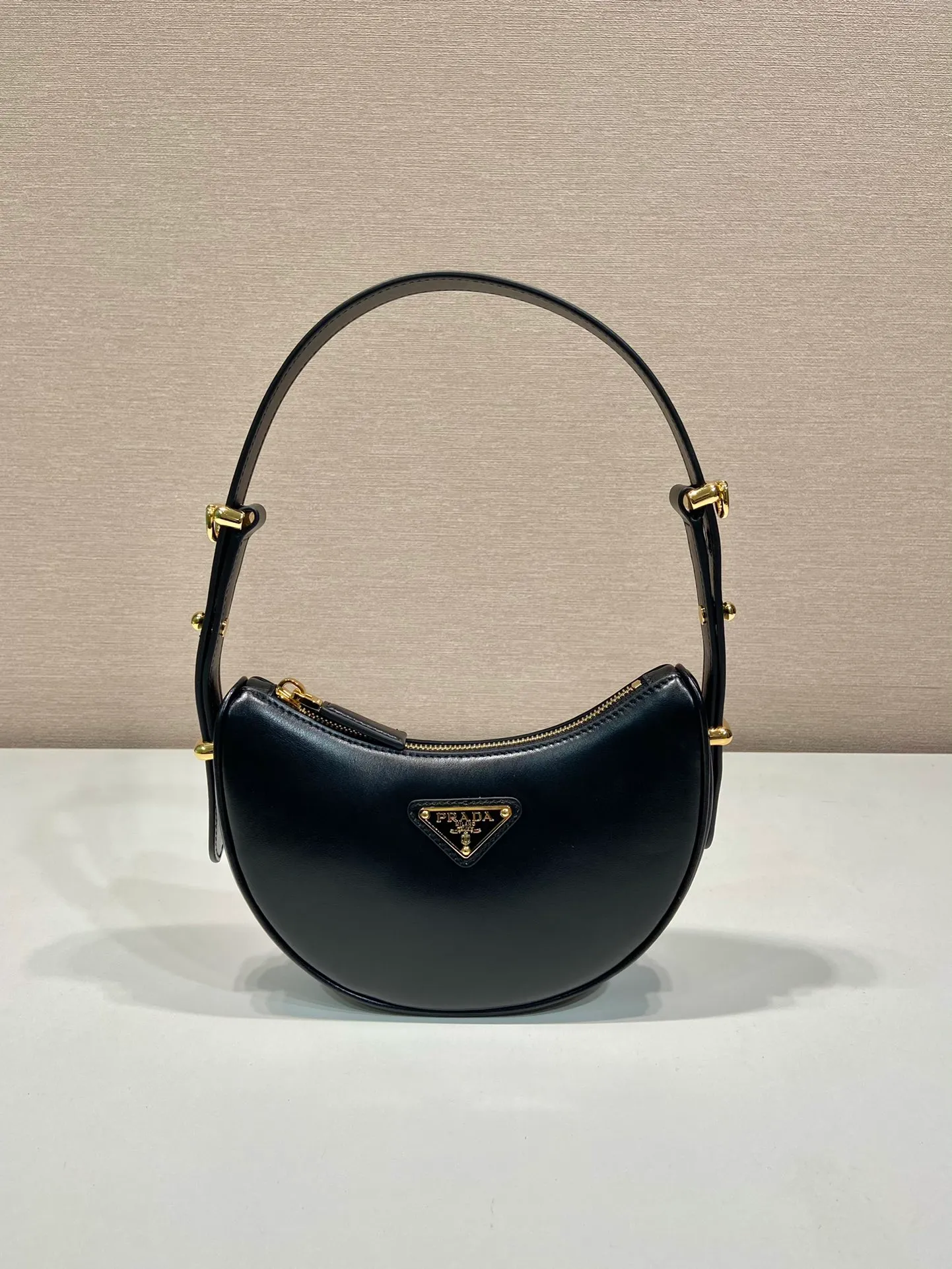💰1520🎉Moon handbag🎉1BC199/small size, double shoulder strap🎉🎉 This simple Moon handbag uses cowhide to bring out the modern and versatile charm. The curved body design is equipped with 2 long/short adjustable shoulder straps, making it easy to change the shape at will. The interior is equipped with imported lambskin, and the metal accessories add to the bright style. The upper body effect is very cool/fashionable. Length 18x height 16x bottom 5cm