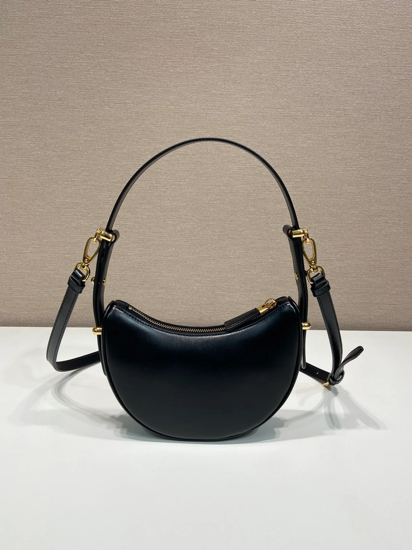 💰1520🎉Moon handbag🎉1BC199/small size, double shoulder strap🎉🎉 This simple Moon handbag uses cowhide to bring out the modern and versatile charm. The curved body design is equipped with 2 long/short adjustable shoulder straps, making it easy to change the shape at will. The interior is equipped with imported lambskin, and the metal accessories add to the bright style. The upper body effect is very cool/fashionable. Length 18x height 16x bottom 5cm