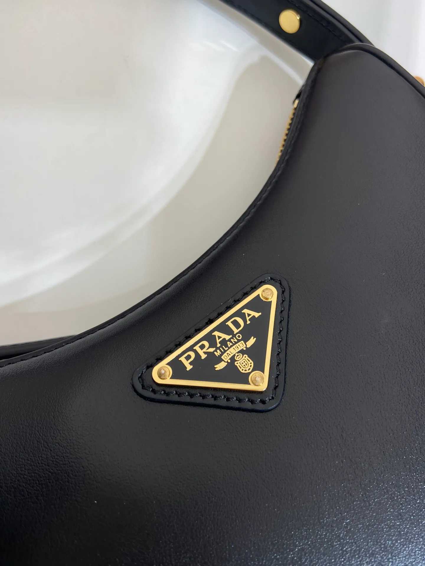 💰1520🎉Moon handbag🎉1BC199/small size, double shoulder strap🎉🎉 This simple Moon handbag uses cowhide to bring out the modern and versatile charm. The curved body design is equipped with 2 long/short adjustable shoulder straps, making it easy to change the shape at will. The interior is equipped with imported lambskin, and the metal accessories add to the bright style. The upper body effect is very cool/fashionable. Length 18x height 16x bottom 5cm