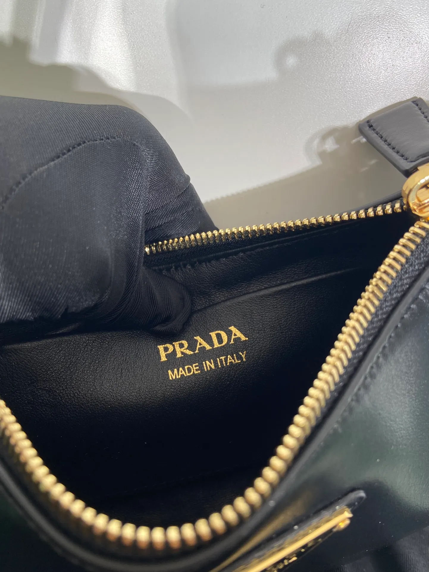 💰1520🎉Moon handbag🎉1BC199/small size, double shoulder strap🎉🎉 This simple Moon handbag uses cowhide to bring out the modern and versatile charm. The curved body design is equipped with 2 long/short adjustable shoulder straps, making it easy to change the shape at will. The interior is equipped with imported lambskin, and the metal accessories add to the bright style. The upper body effect is very cool/fashionable. Length 18x height 16x bottom 5cm