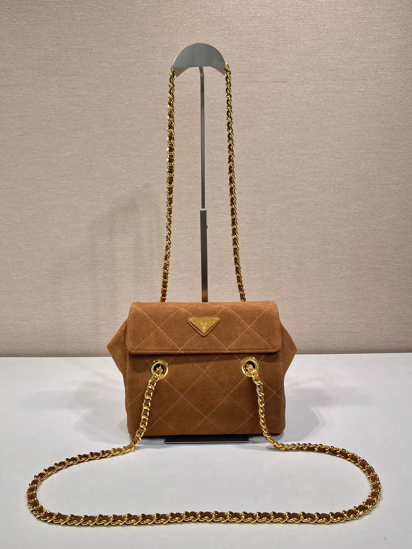 💰1320🎉Second-hand flip style🎉1BD600 suede leather🎉🎉 This Vintage vintage chain diamond hobo bag has a great design👏👏 The pure hand-made suede rhombus design can be worn on one shoulder, across the body, or carried on the street. The imported black gold chain is really an eternal theme of vintage. It is simple and elegant, and the capacity is very large. The upper body is very fashionable, versatile and fashionable. No matter casual or formal, they all have a stable temperament. Hurry up and get it🙊I love this second-hand hobo bag so much😘😘 Length 22x height 18x ​​base 6cm🎉🎉🎉👏👏👏