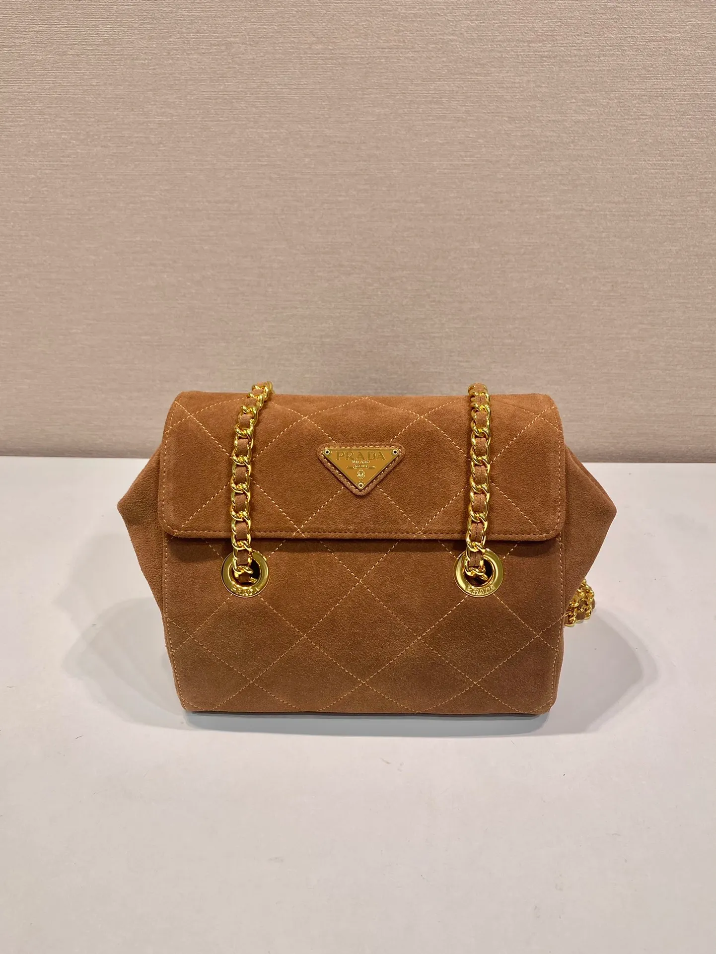 💰1320🎉Second-hand flip style🎉1BD600 suede leather🎉🎉 This Vintage vintage chain diamond hobo bag has a great design👏👏 The pure hand-made suede rhombus design can be worn on one shoulder, across the body, or carried on the street. The imported black gold chain is really an eternal theme of vintage. It is simple and elegant, and the capacity is very large. The upper body is very fashionable, versatile and fashionable. No matter casual or formal, they all have a stable temperament. Hurry up and get it🙊I love this second-hand hobo bag so much😘😘 Length 22x height 18x ​​base 6cm🎉🎉🎉👏👏👏