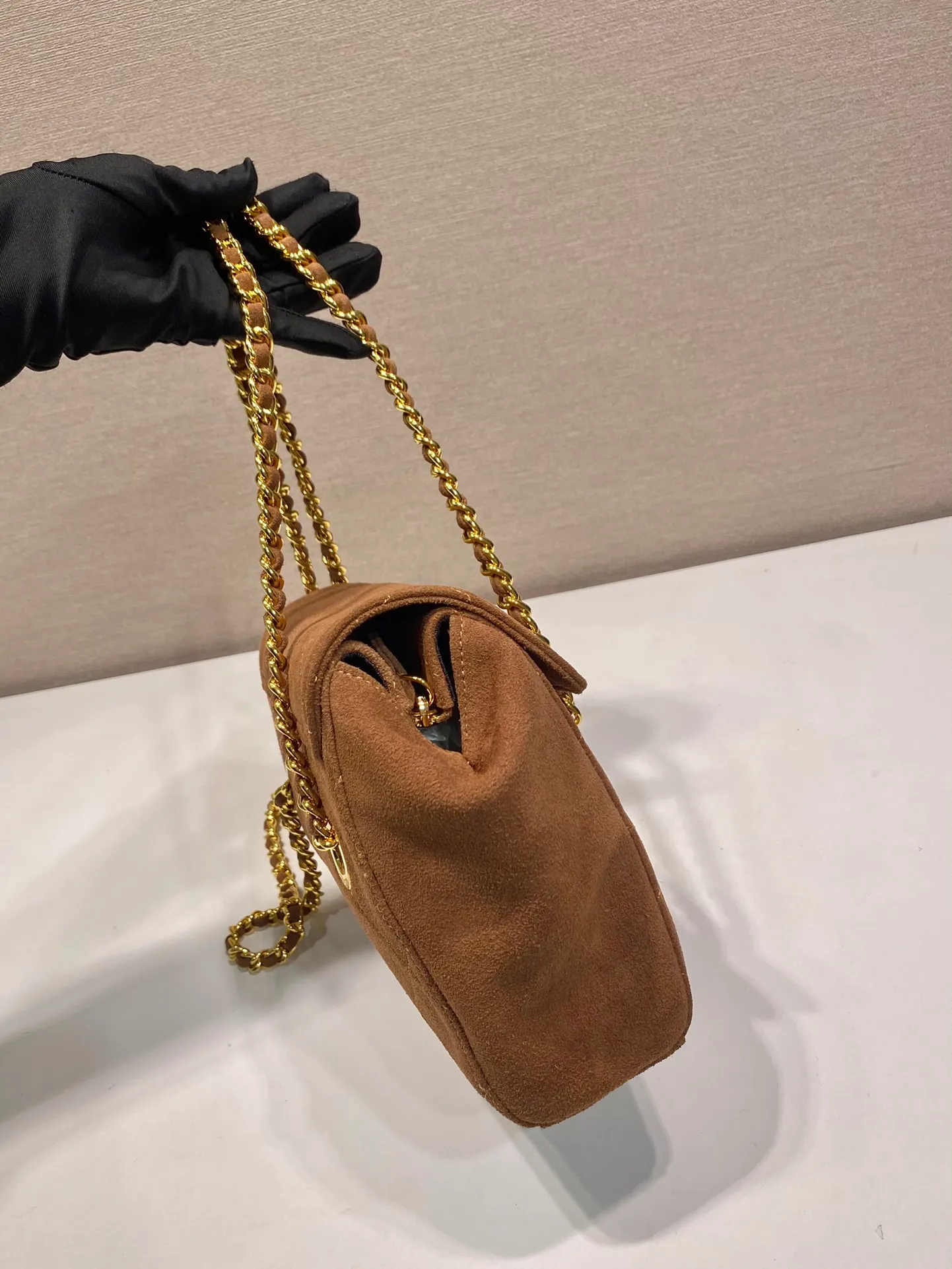 💰1320🎉Second-hand flip style🎉1BD600 suede leather🎉🎉 This Vintage vintage chain diamond hobo bag has a great design👏👏 The pure hand-made suede rhombus design can be worn on one shoulder, across the body, or carried on the street. The imported black gold chain is really an eternal theme of vintage. It is simple and elegant, and the capacity is very large. The upper body is very fashionable, versatile and fashionable. No matter casual or formal, they all have a stable temperament. Hurry up and get it🙊I love this second-hand hobo bag so much😘😘 Length 22x height 18x ​​base 6cm🎉🎉🎉👏👏👏