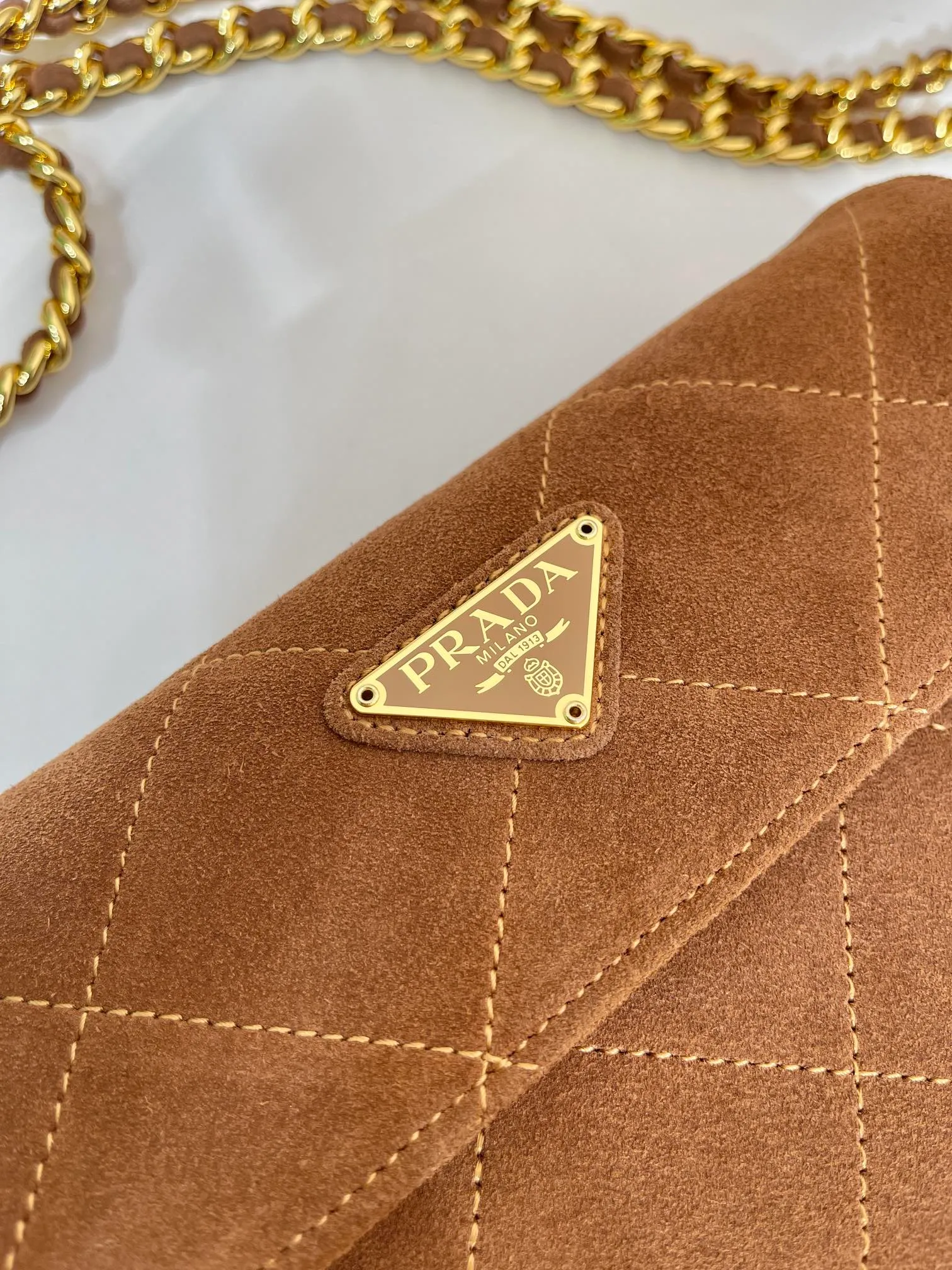 💰1320🎉Second-hand flip style🎉1BD600 suede leather🎉🎉 This Vintage vintage chain diamond hobo bag has a great design👏👏 The pure hand-made suede rhombus design can be worn on one shoulder, across the body, or carried on the street. The imported black gold chain is really an eternal theme of vintage. It is simple and elegant, and the capacity is very large. The upper body is very fashionable, versatile and fashionable. No matter casual or formal, they all have a stable temperament. Hurry up and get it🙊I love this second-hand hobo bag so much😘😘 Length 22x height 18x ​​base 6cm🎉🎉🎉👏👏👏