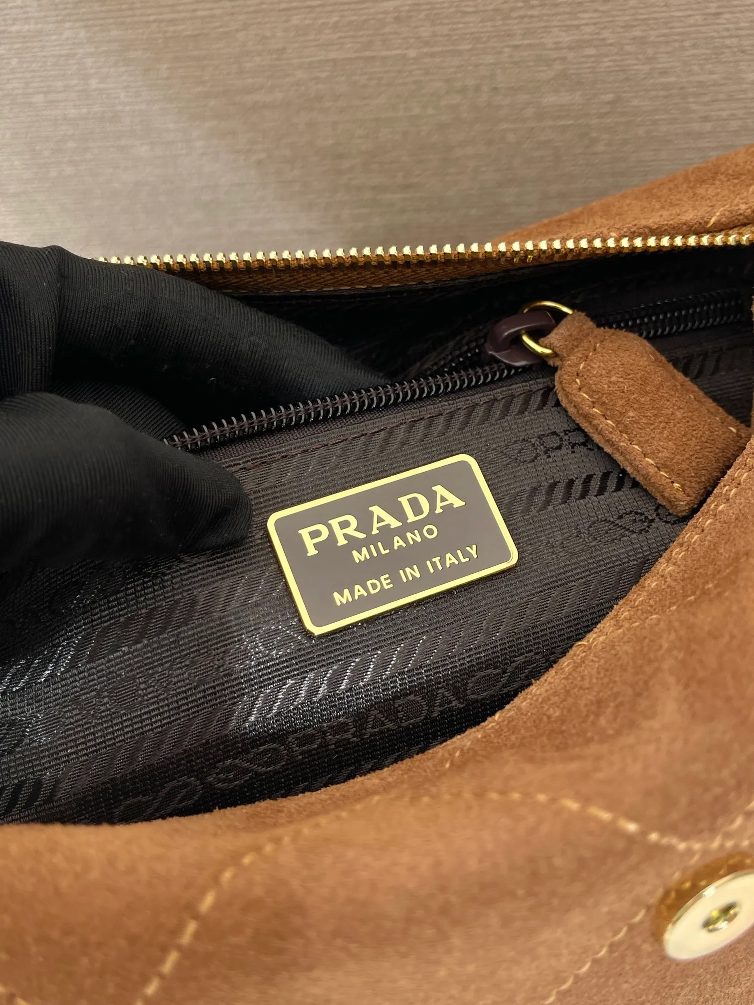 💰1320🎉Second-hand flip style🎉1BD600 suede leather🎉🎉 This Vintage vintage chain diamond hobo bag has a great design👏👏 The pure hand-made suede rhombus design can be worn on one shoulder, across the body, or carried on the street. The imported black gold chain is really an eternal theme of vintage. It is simple and elegant, and the capacity is very large. The upper body is very fashionable, versatile and fashionable. No matter casual or formal, they all have a stable temperament. Hurry up and get it🙊I love this second-hand hobo bag so much😘😘 Length 22x height 18x ​​base 6cm🎉🎉🎉👏👏👏