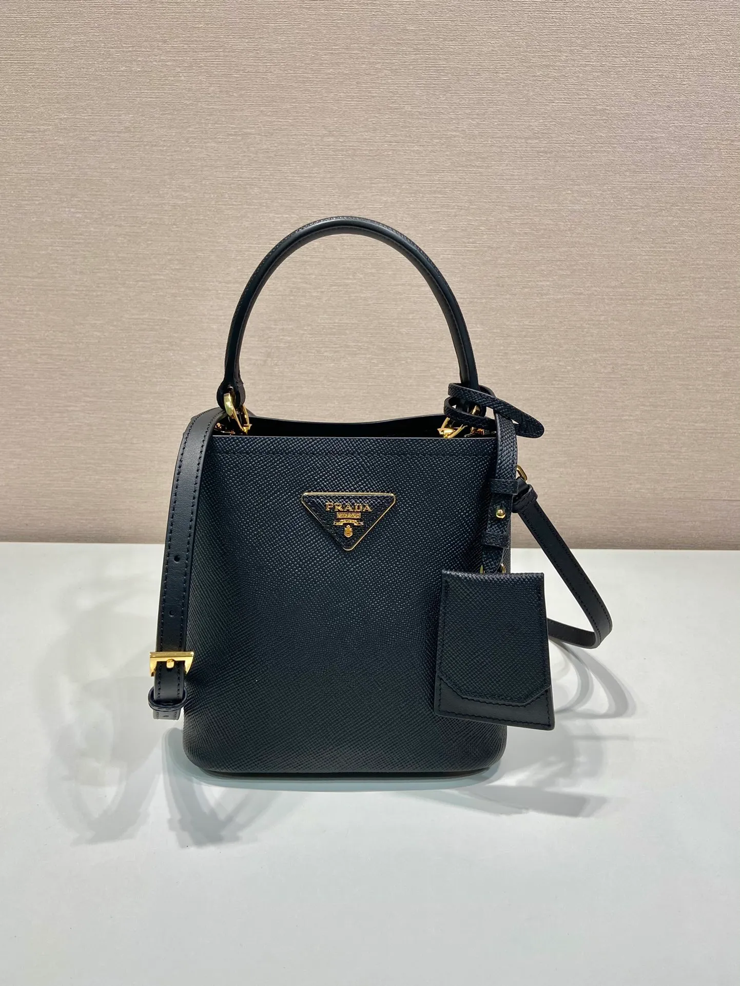 💰1700🔆Exclusive first launch🔆1BA217 mini size new color💋Original item🤙🤙Made of imported Saffiano leather material, removable shoulder strap, leather nameplate and metal logo complement each other. Leather-covered central pocket with magnetic buckle. Saffiano leather triangle logo. Contrast color nappa leather lining. This Double handbag has an elegant style, eye-catching and unique. It is also a popular style🙋🏻🙋🏻Length 17x Height 18X Bottom 10.5cm