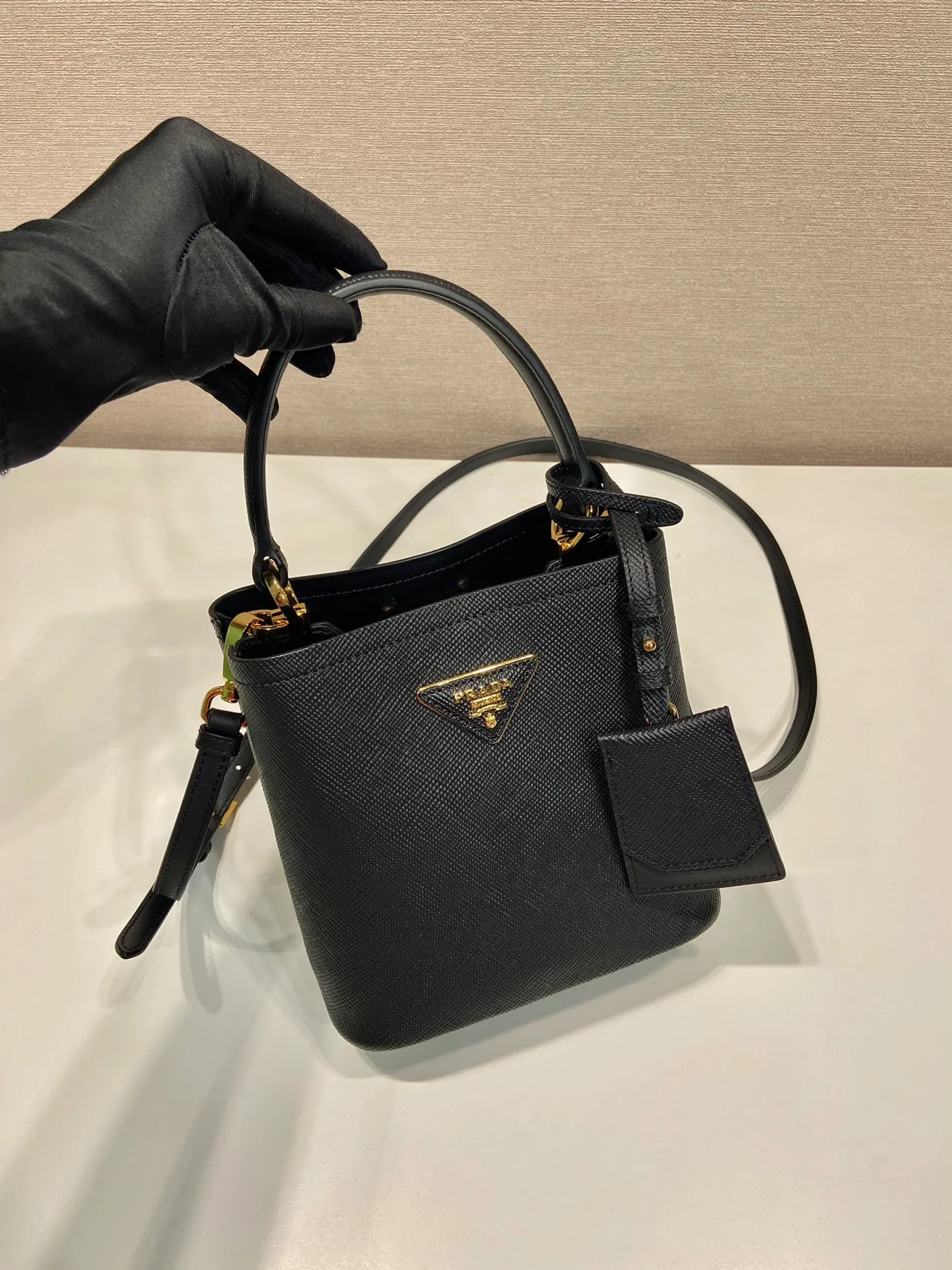 💰1700🔆Exclusive first launch🔆1BA217 mini size new color💋Original item🤙🤙Made of imported Saffiano leather material, removable shoulder strap, leather nameplate and metal logo complement each other. Leather-covered central pocket with magnetic buckle. Saffiano leather triangle logo. Contrast color nappa leather lining. This Double handbag has an elegant style, eye-catching and unique. It is also a popular style🙋🏻🙋🏻Length 17x Height 18X Bottom 10.5cm