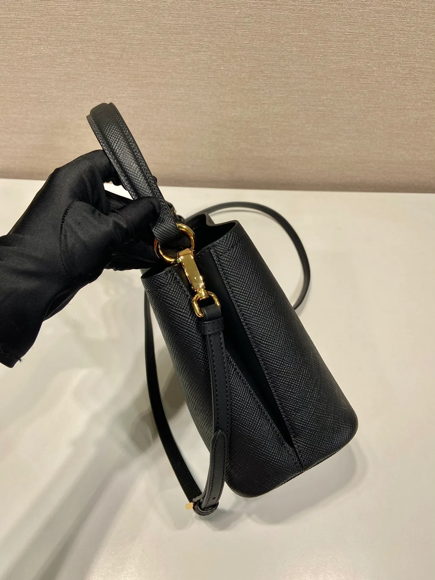 💰1700🔆Exclusive first launch🔆1BA217 mini size new color💋Original item🤙🤙Made of imported Saffiano leather material, removable shoulder strap, leather nameplate and metal logo complement each other. Leather-covered central pocket with magnetic buckle. Saffiano leather triangle logo. Contrast color nappa leather lining. This Double handbag has an elegant style, eye-catching and unique. It is also a popular style🙋🏻🙋🏻Length 17x Height 18X Bottom 10.5cm