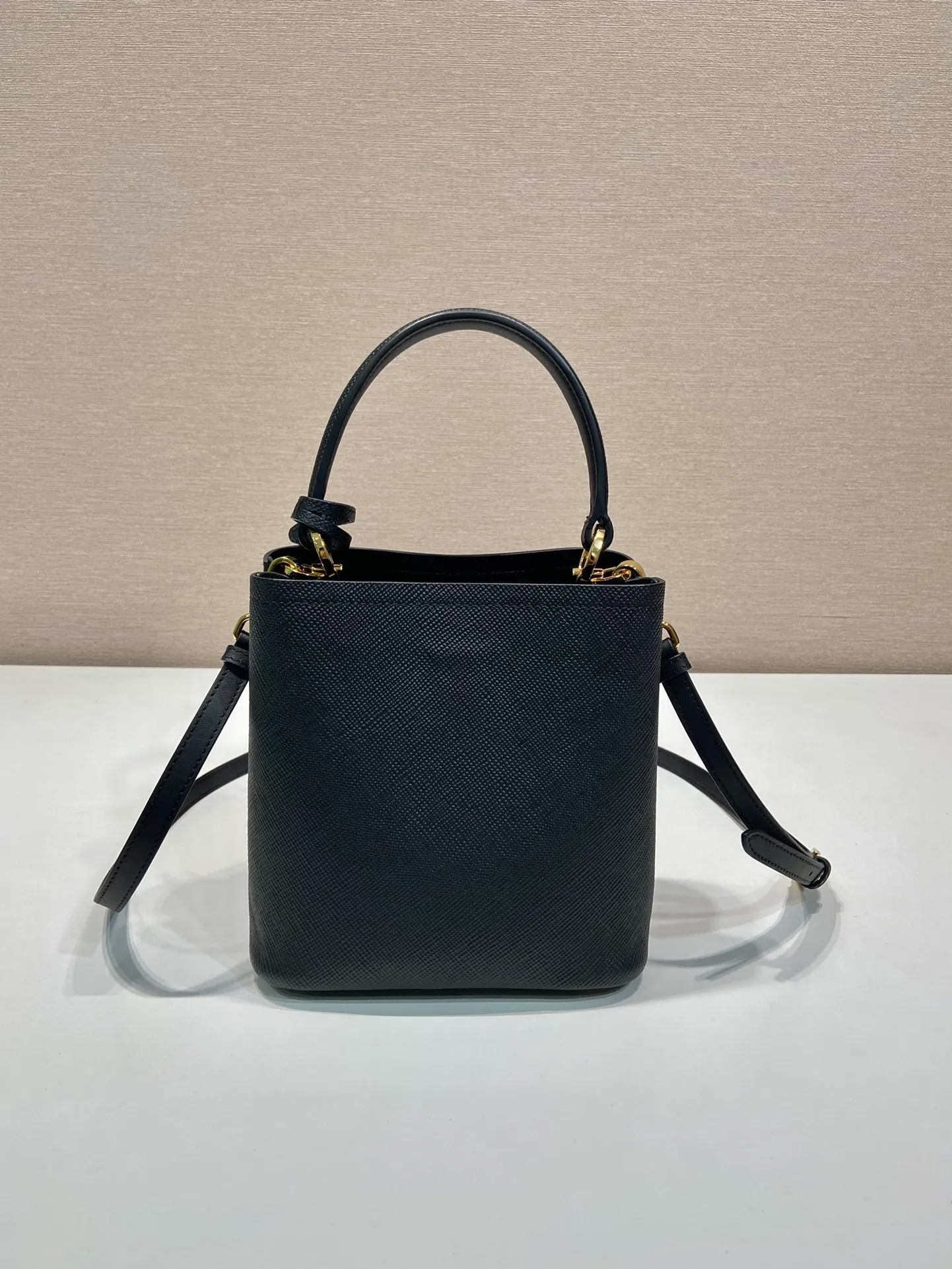 💰1700🔆Exclusive first launch🔆1BA217 mini size new color💋Original item🤙🤙Made of imported Saffiano leather material, removable shoulder strap, leather nameplate and metal logo complement each other. Leather-covered central pocket with magnetic buckle. Saffiano leather triangle logo. Contrast color nappa leather lining. This Double handbag has an elegant style, eye-catching and unique. It is also a popular style🙋🏻🙋🏻Length 17x Height 18X Bottom 10.5cm