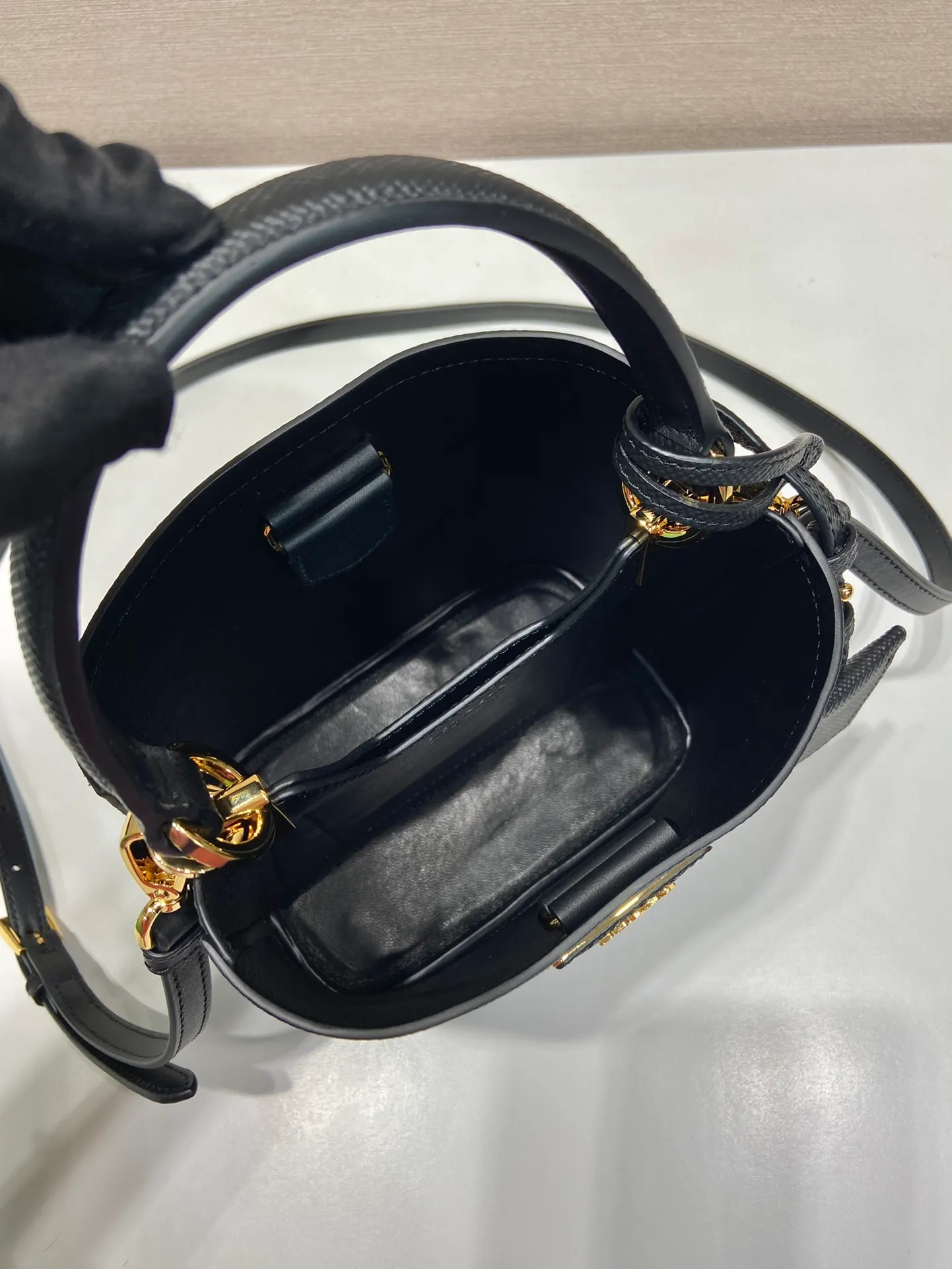💰1700🔆Exclusive first launch🔆1BA217 mini size new color💋Original item🤙🤙Made of imported Saffiano leather material, removable shoulder strap, leather nameplate and metal logo complement each other. Leather-covered central pocket with magnetic buckle. Saffiano leather triangle logo. Contrast color nappa leather lining. This Double handbag has an elegant style, eye-catching and unique. It is also a popular style🙋🏻🙋🏻Length 17x Height 18X Bottom 10.5cm