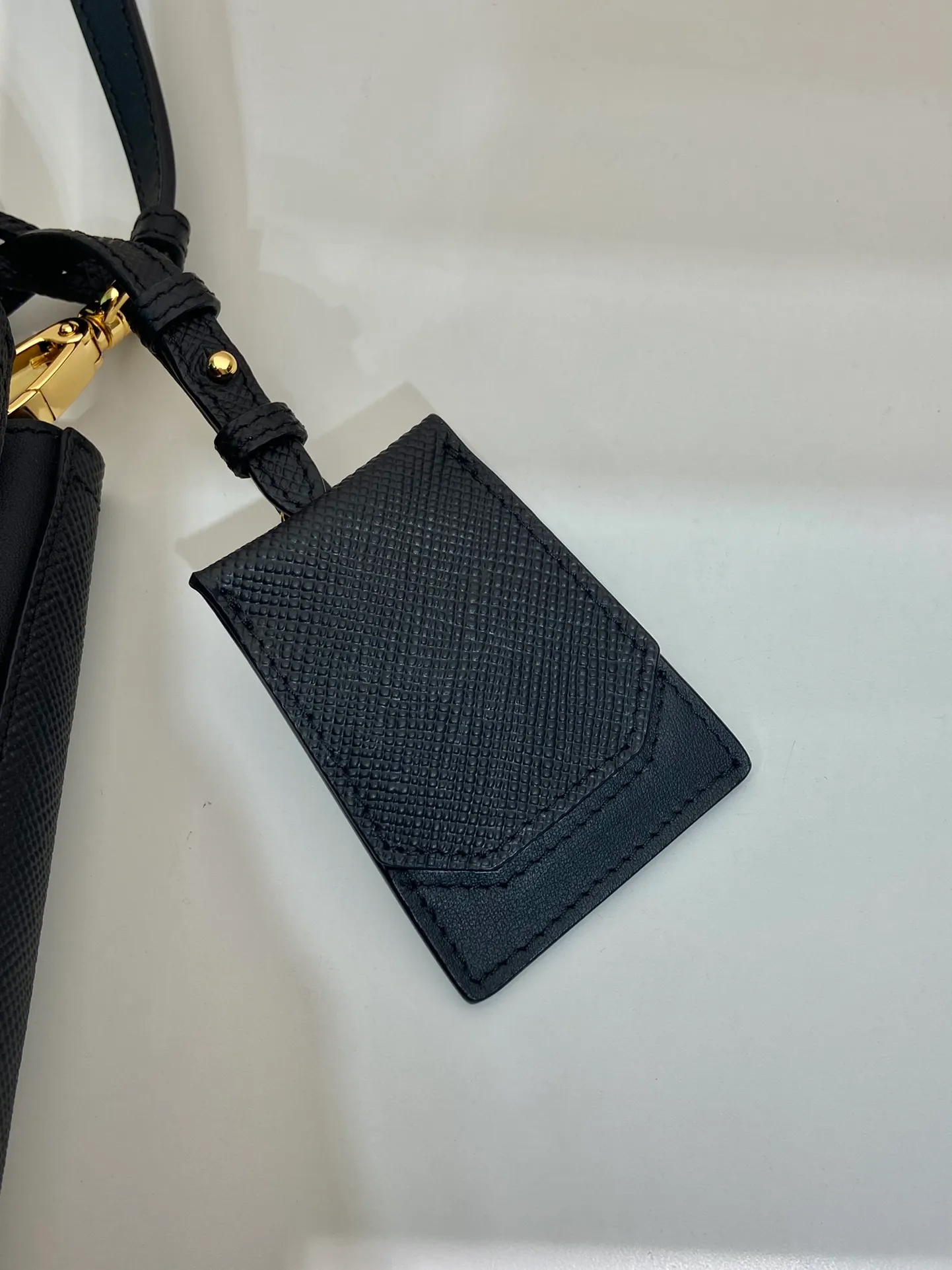 💰1700🔆Exclusive first launch🔆1BA217 mini size new color💋Original item🤙🤙Made of imported Saffiano leather material, removable shoulder strap, leather nameplate and metal logo complement each other. Leather-covered central pocket with magnetic buckle. Saffiano leather triangle logo. Contrast color nappa leather lining. This Double handbag has an elegant style, eye-catching and unique. It is also a popular style🙋🏻🙋🏻Length 17x Height 18X Bottom 10.5cm