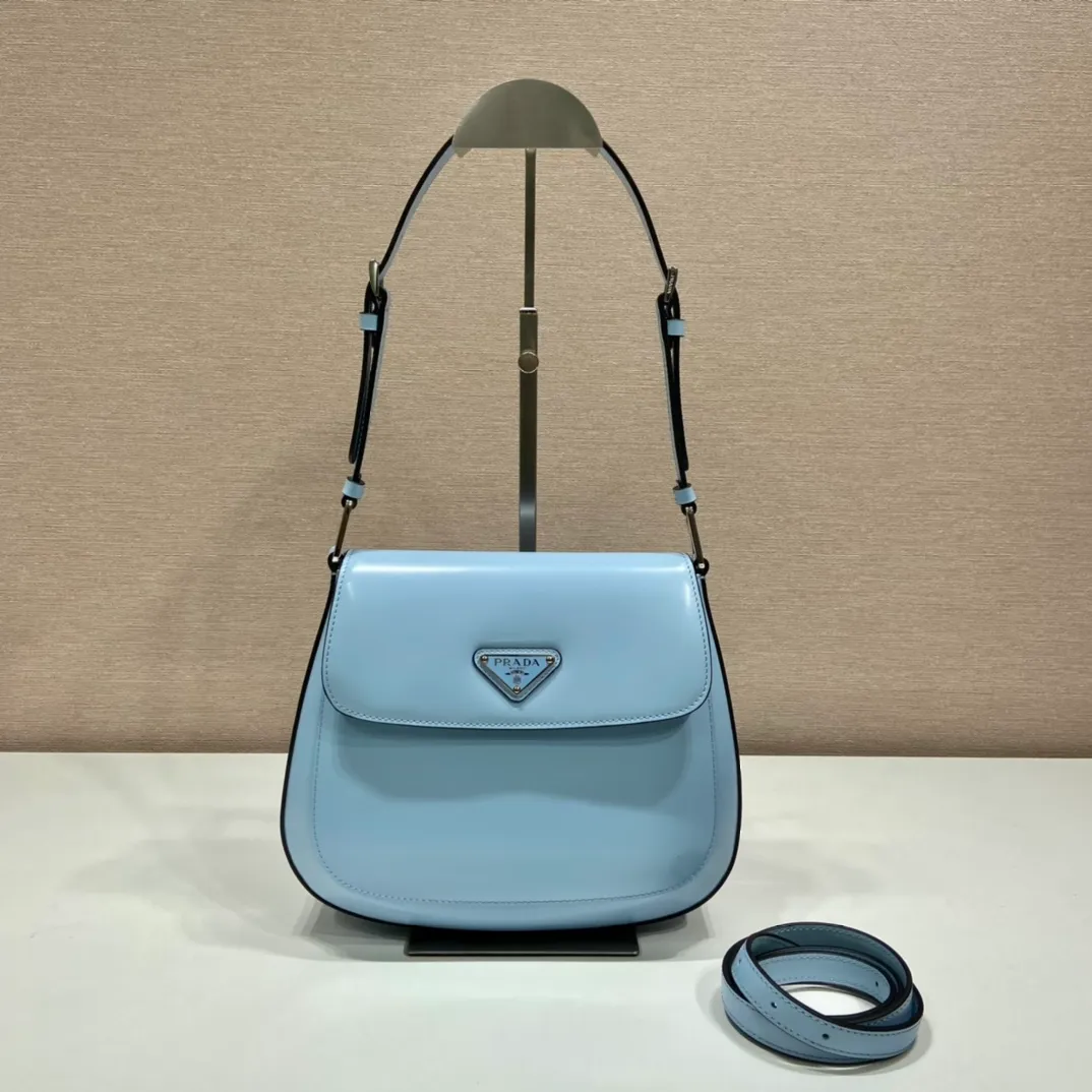 💰1320🎉Large Flap/Double Shoulder Straps🎉New Second-hand Underarm Bag/Large Flap😘😘 This year’s popular flip-top second-hand armpit bag has always been very popular. This double shoulder strap design is so practical👏It can be carried on the shoulder/crossbody, I love it😘, the whole leather is delicate and smooth, the special-shaped bag design is cool and fashionable, the capacity is sufficient, and it is light and can be packed It’s perfect without being outdated. It has a retro-feel concave shape. Another popular model for internet celebrities🙊🙊 Style number: 1BD303, length 24x height 19x bottom 6cm