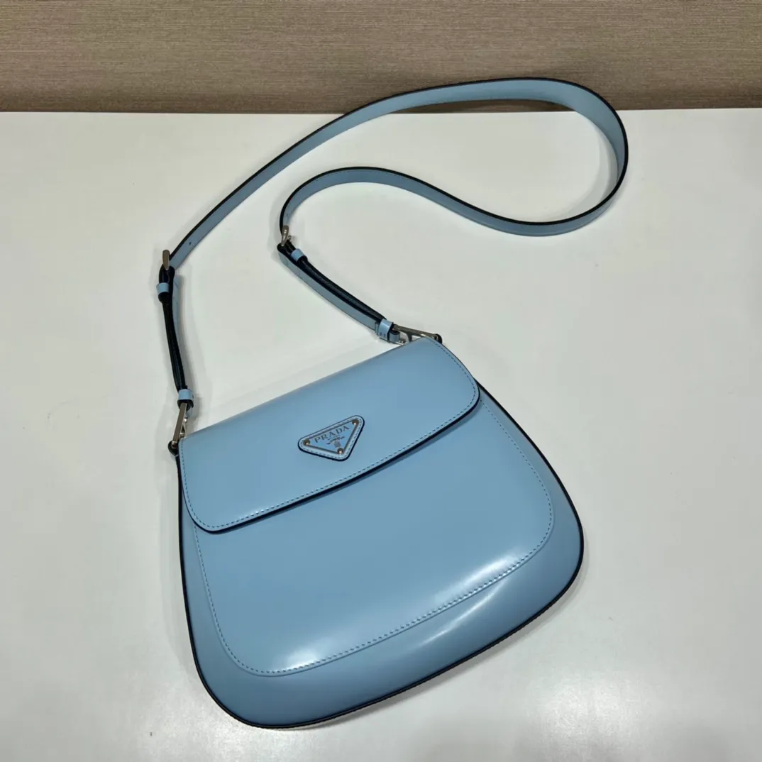 💰1320🎉Large Flap/Double Shoulder Straps🎉New Second-hand Underarm Bag/Large Flap😘😘 This year’s popular flip-top second-hand armpit bag has always been very popular. This double shoulder strap design is so practical👏It can be carried on the shoulder/crossbody, I love it😘, the whole leather is delicate and smooth, the special-shaped bag design is cool and fashionable, the capacity is sufficient, and it is light and can be packed It’s perfect without being outdated. It has a retro-feel concave shape. Another popular model for internet celebrities🙊🙊 Style number: 1BD303, length 24x height 19x bottom 6cm