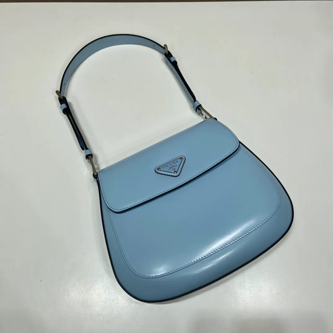 💰1320🎉Large Flap/Double Shoulder Straps🎉New Second-hand Underarm Bag/Large Flap😘😘 This year’s popular flip-top second-hand armpit bag has always been very popular. This double shoulder strap design is so practical👏It can be carried on the shoulder/crossbody, I love it😘, the whole leather is delicate and smooth, the special-shaped bag design is cool and fashionable, the capacity is sufficient, and it is light and can be packed It’s perfect without being outdated. It has a retro-feel concave shape. Another popular model for internet celebrities🙊🙊 Style number: 1BD303, length 24x height 19x bottom 6cm