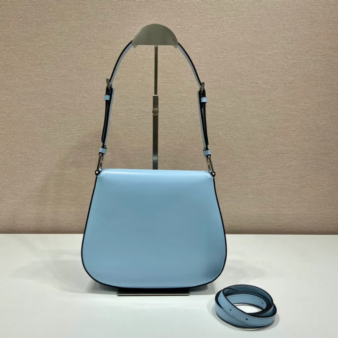 💰1320🎉Large Flap/Double Shoulder Straps🎉New Second-hand Underarm Bag/Large Flap😘😘 This year’s popular flip-top second-hand armpit bag has always been very popular. This double shoulder strap design is so practical👏It can be carried on the shoulder/crossbody, I love it😘, the whole leather is delicate and smooth, the special-shaped bag design is cool and fashionable, the capacity is sufficient, and it is light and can be packed It’s perfect without being outdated. It has a retro-feel concave shape. Another popular model for internet celebrities🙊🙊 Style number: 1BD303, length 24x height 19x bottom 6cm