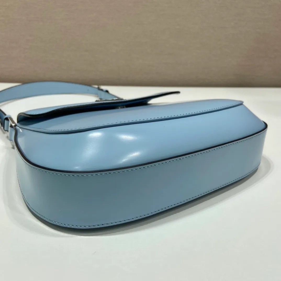 💰1320🎉Large Flap/Double Shoulder Straps🎉New Second-hand Underarm Bag/Large Flap😘😘 This year’s popular flip-top second-hand armpit bag has always been very popular. This double shoulder strap design is so practical👏It can be carried on the shoulder/crossbody, I love it😘, the whole leather is delicate and smooth, the special-shaped bag design is cool and fashionable, the capacity is sufficient, and it is light and can be packed It’s perfect without being outdated. It has a retro-feel concave shape. Another popular model for internet celebrities🙊🙊 Style number: 1BD303, length 24x height 19x bottom 6cm