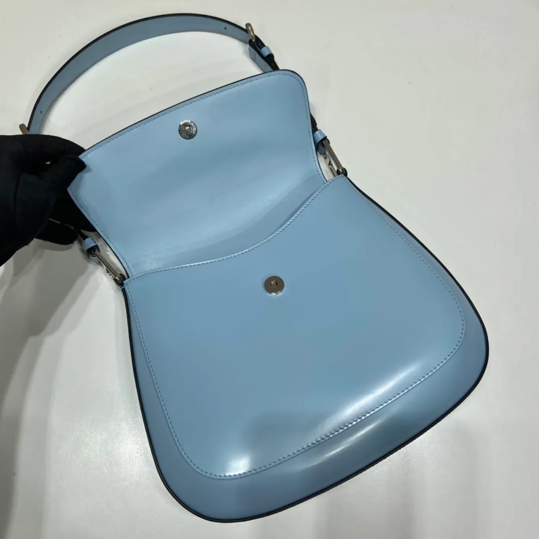 💰1320🎉Large Flap/Double Shoulder Straps🎉New Second-hand Underarm Bag/Large Flap😘😘 This year’s popular flip-top second-hand armpit bag has always been very popular. This double shoulder strap design is so practical👏It can be carried on the shoulder/crossbody, I love it😘, the whole leather is delicate and smooth, the special-shaped bag design is cool and fashionable, the capacity is sufficient, and it is light and can be packed It’s perfect without being outdated. It has a retro-feel concave shape. Another popular model for internet celebrities🙊🙊 Style number: 1BD303, length 24x height 19x bottom 6cm