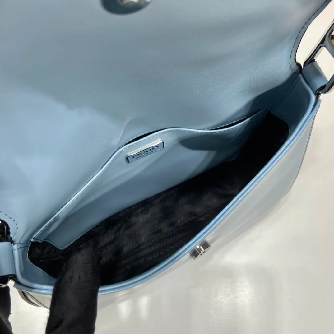 💰1320🎉Large Flap/Double Shoulder Straps🎉New Second-hand Underarm Bag/Large Flap😘😘 This year’s popular flip-top second-hand armpit bag has always been very popular. This double shoulder strap design is so practical👏It can be carried on the shoulder/crossbody, I love it😘, the whole leather is delicate and smooth, the special-shaped bag design is cool and fashionable, the capacity is sufficient, and it is light and can be packed It’s perfect without being outdated. It has a retro-feel concave shape. Another popular model for internet celebrities🙊🙊 Style number: 1BD303, length 24x height 19x bottom 6cm