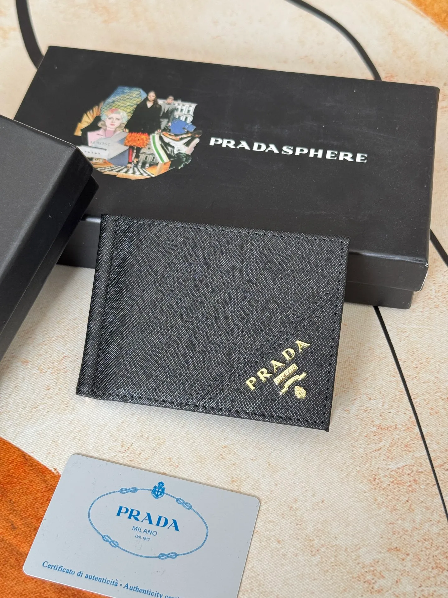 💰130💰Prada Exclusive Real Photo Dollar Bill Clip Cross-grain cowhide metal clip in the middle. Simple and easy to use. It can store money at any time and is easier to put in the trouser pocket. Model: 2MC165 - Dollar Clip Size: 12*8cm