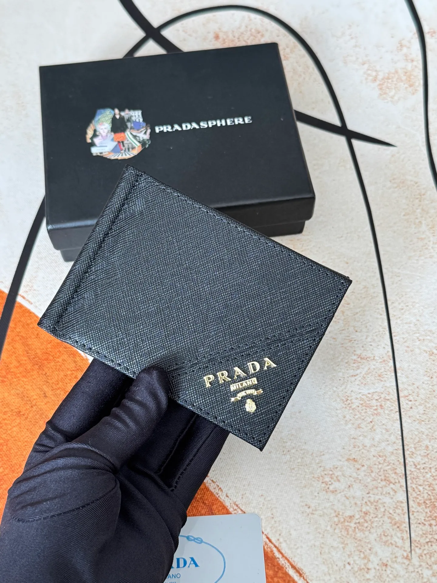 💰130💰Prada Exclusive Real Photo Dollar Bill Clip Cross-grain cowhide metal clip in the middle. Simple and easy to use. It can store money at any time and is easier to put in the trouser pocket. Model: 2MC165 - Dollar Clip Size: 12*8cm