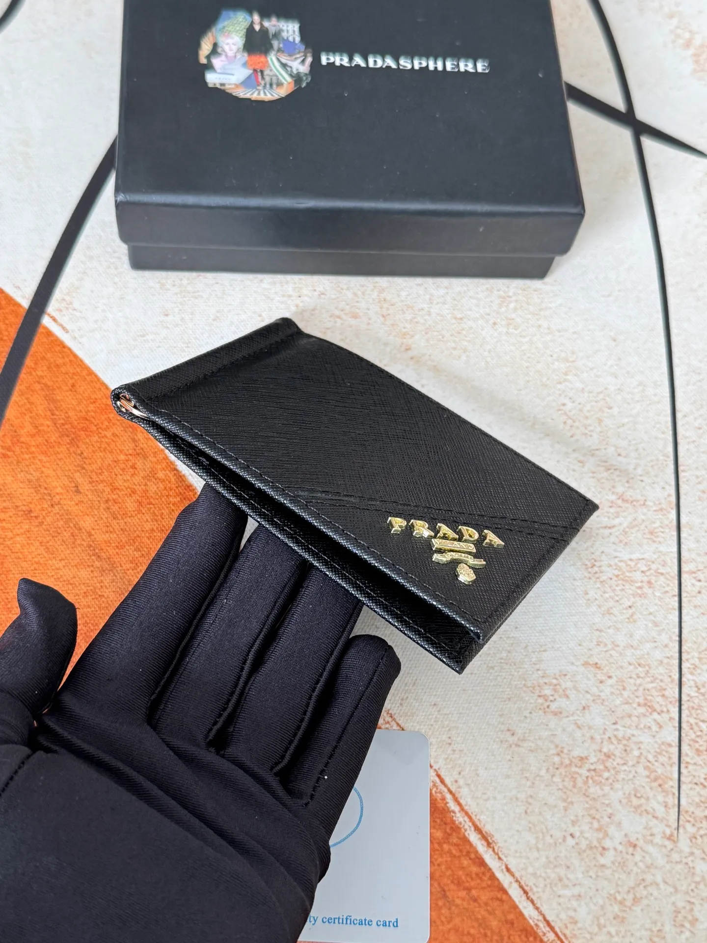 💰130💰Prada Exclusive Real Photo Dollar Bill Clip Cross-grain cowhide metal clip in the middle. Simple and easy to use. It can store money at any time and is easier to put in the trouser pocket. Model: 2MC165 - Dollar Clip Size: 12*8cm