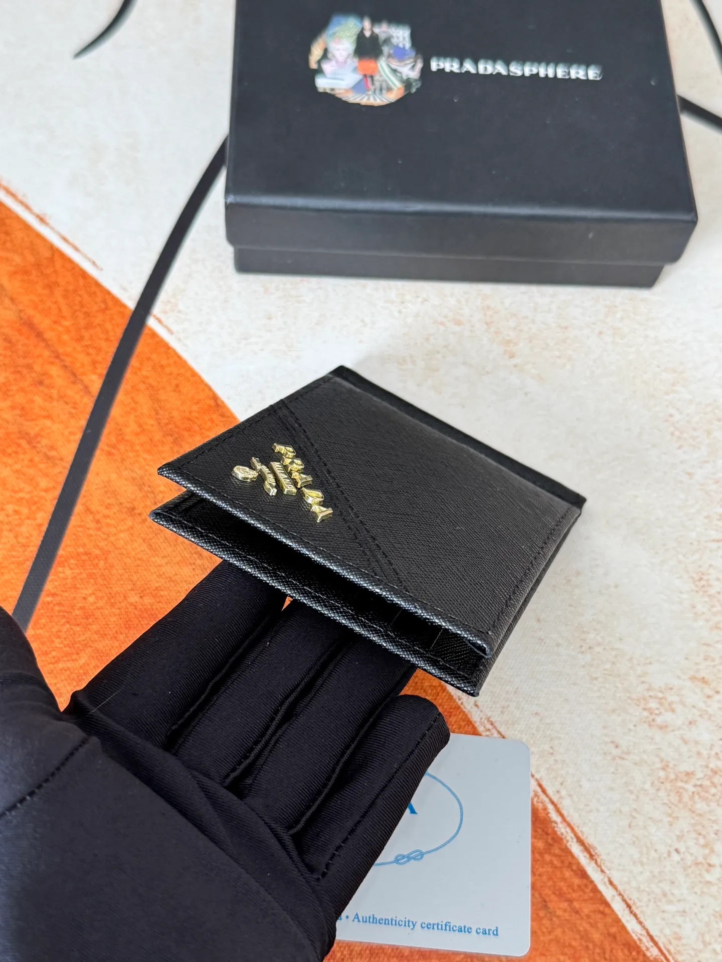 💰130💰Prada Exclusive Real Photo Dollar Bill Clip Cross-grain cowhide metal clip in the middle. Simple and easy to use. It can store money at any time and is easier to put in the trouser pocket. Model: 2MC165 - Dollar Clip Size: 12*8cm