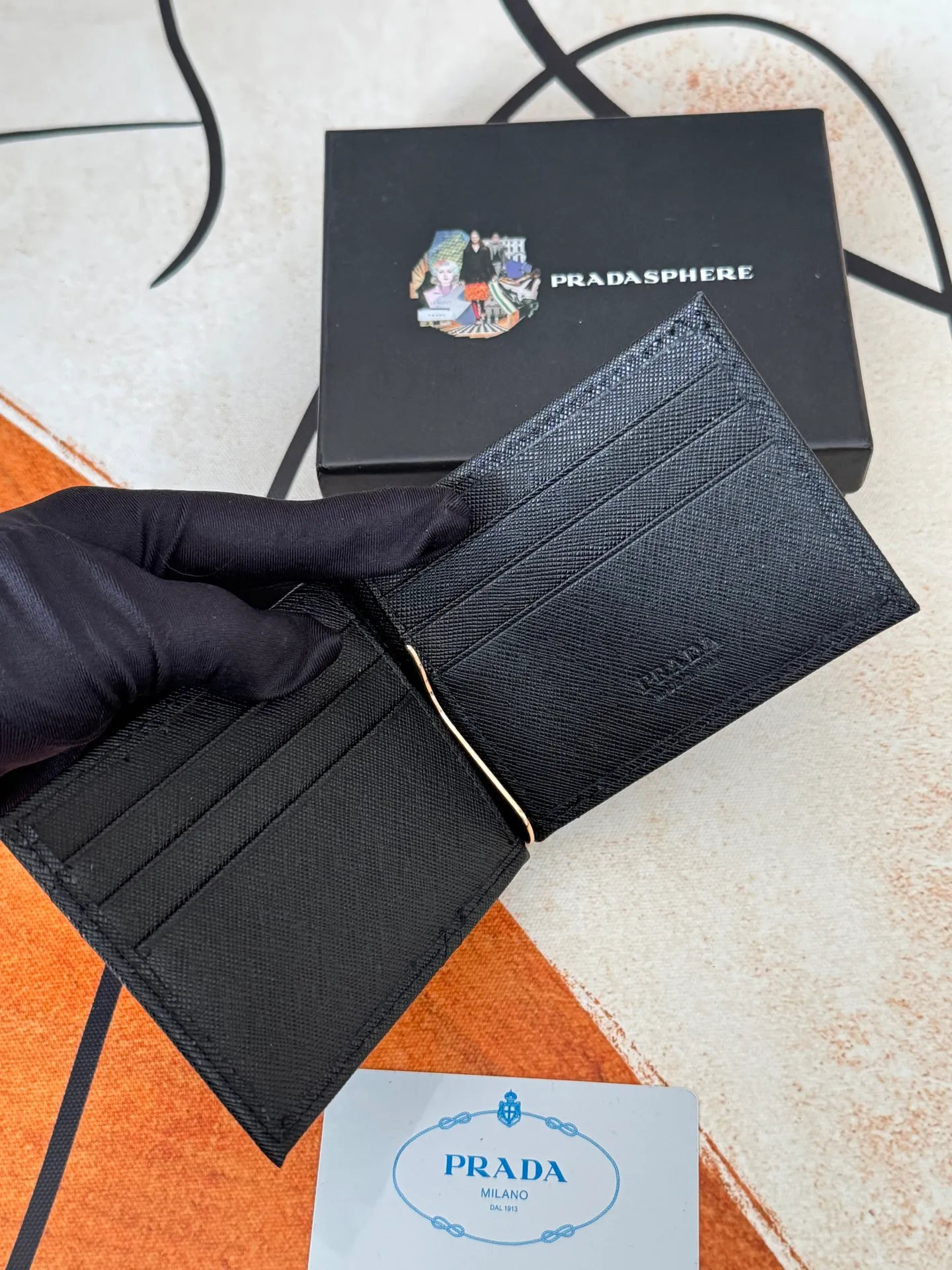 💰130💰Prada Exclusive Real Photo Dollar Bill Clip Cross-grain cowhide metal clip in the middle. Simple and easy to use. It can store money at any time and is easier to put in the trouser pocket. Model: 2MC165 - Dollar Clip Size: 12*8cm