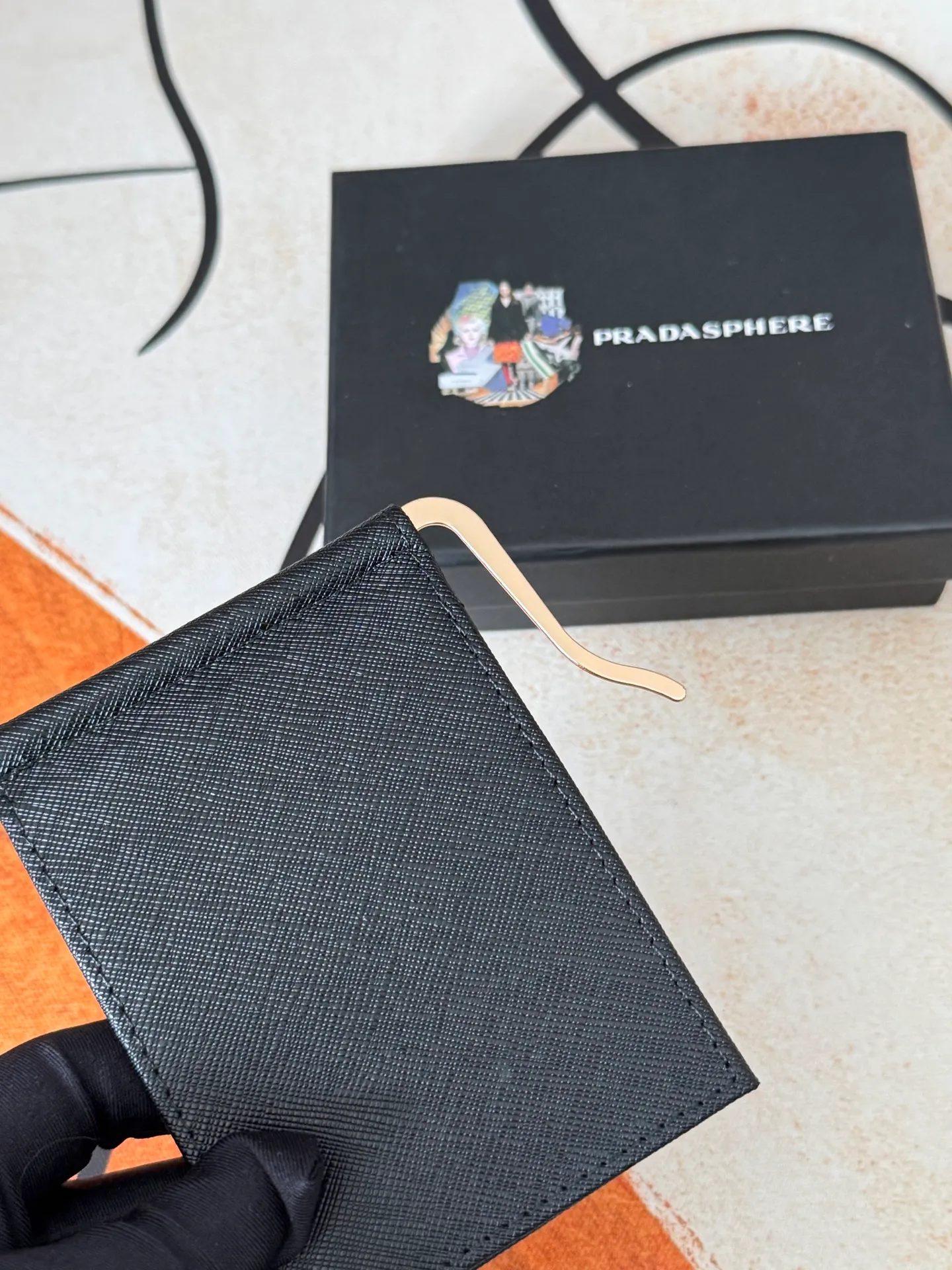 💰130💰Prada Exclusive Real Photo Dollar Bill Clip Cross-grain cowhide metal clip in the middle. Simple and easy to use. It can store money at any time and is easier to put in the trouser pocket. Model: 2MC165 - Dollar Clip Size: 12*8cm