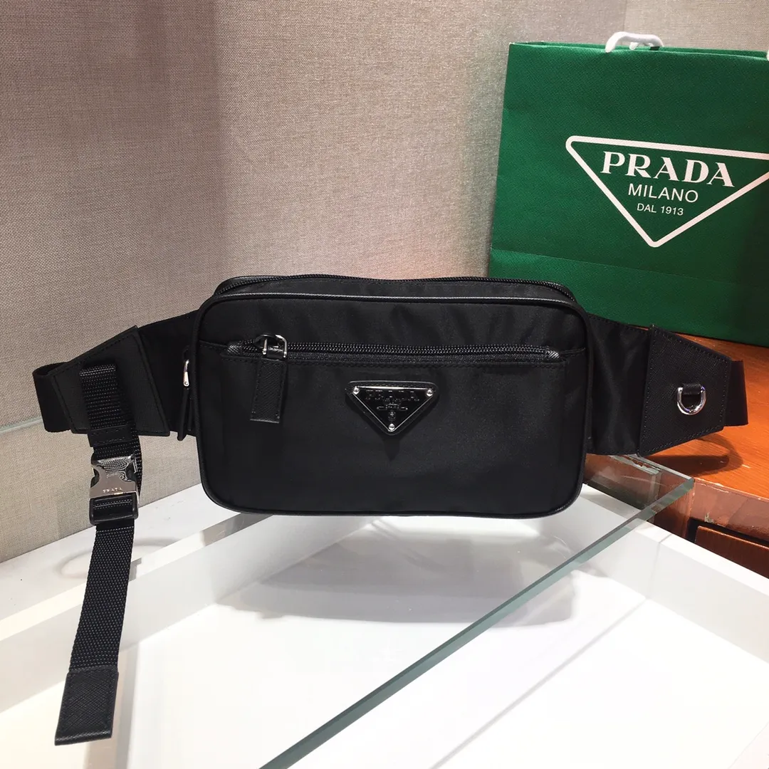 💰760🎉New waist bag🎉2VL977 waist bag/chest bag, the classic waist bag is made of iconic imported nylon and decorated with contrasting leather trim to outline a unique silhouette. The waist bag is equipped with practical front pockets and spacious internal compartments. It is extremely functional. 👍👍Unisex model, get it now🎉🎉 Length 21x Height 12.5x Bottom 4.5cm
