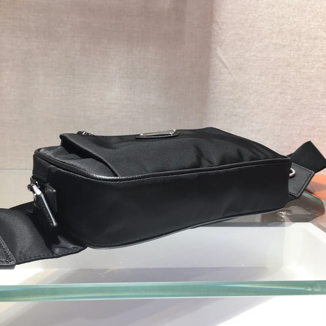 💰760🎉New waist bag🎉2VL977 waist bag/chest bag, the classic waist bag is made of iconic imported nylon and decorated with contrasting leather trim to outline a unique silhouette. The waist bag is equipped with practical front pockets and spacious internal compartments. It is extremely functional. 👍👍Unisex model, get it now🎉🎉 Length 21x Height 12.5x Bottom 4.5cm