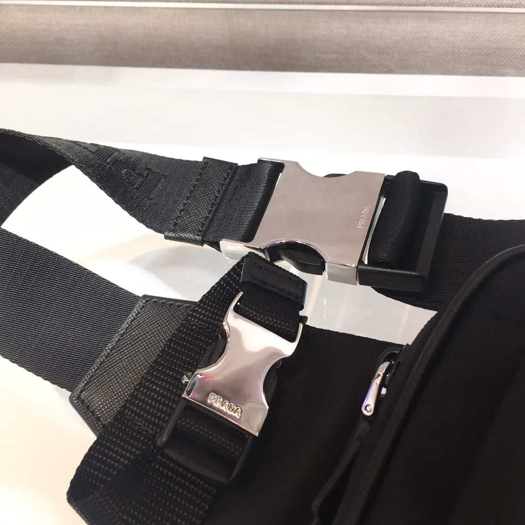 💰760🎉New waist bag🎉2VL977 waist bag/chest bag, the classic waist bag is made of iconic imported nylon and decorated with contrasting leather trim to outline a unique silhouette. The waist bag is equipped with practical front pockets and spacious internal compartments. It is extremely functional. 👍👍Unisex model, get it now🎉🎉 Length 21x Height 12.5x Bottom 4.5cm