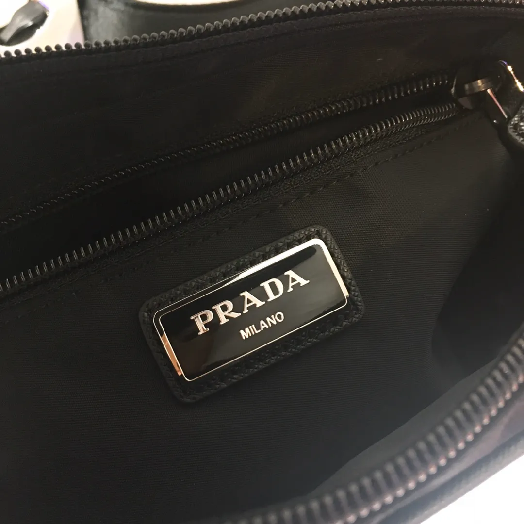 💰760🎉New waist bag🎉2VL977 waist bag/chest bag, the classic waist bag is made of iconic imported nylon and decorated with contrasting leather trim to outline a unique silhouette. The waist bag is equipped with practical front pockets and spacious internal compartments. It is extremely functional. 👍👍Unisex model, get it now🎉🎉 Length 21x Height 12.5x Bottom 4.5cm