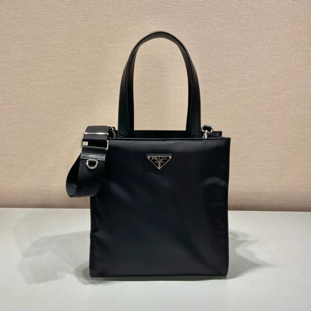 💰1120🎉New tote bag🎉1BG426🎉 This new tote bag is made of imported padded nylon fabric, with calfskin handles😘Iconic triangle logo👏Can be carried by hand/shoulder/crossbody, multi-functional😘Simple and fashionable design😘Large space capacity👍It’s so beautiful🎉🎉Another tote bag that never goes out of style, if you like babies, hurry up and get it👏👏 Length 25.5x Height 27x Bottom 14cm🎉🎉🎉👏👏👏