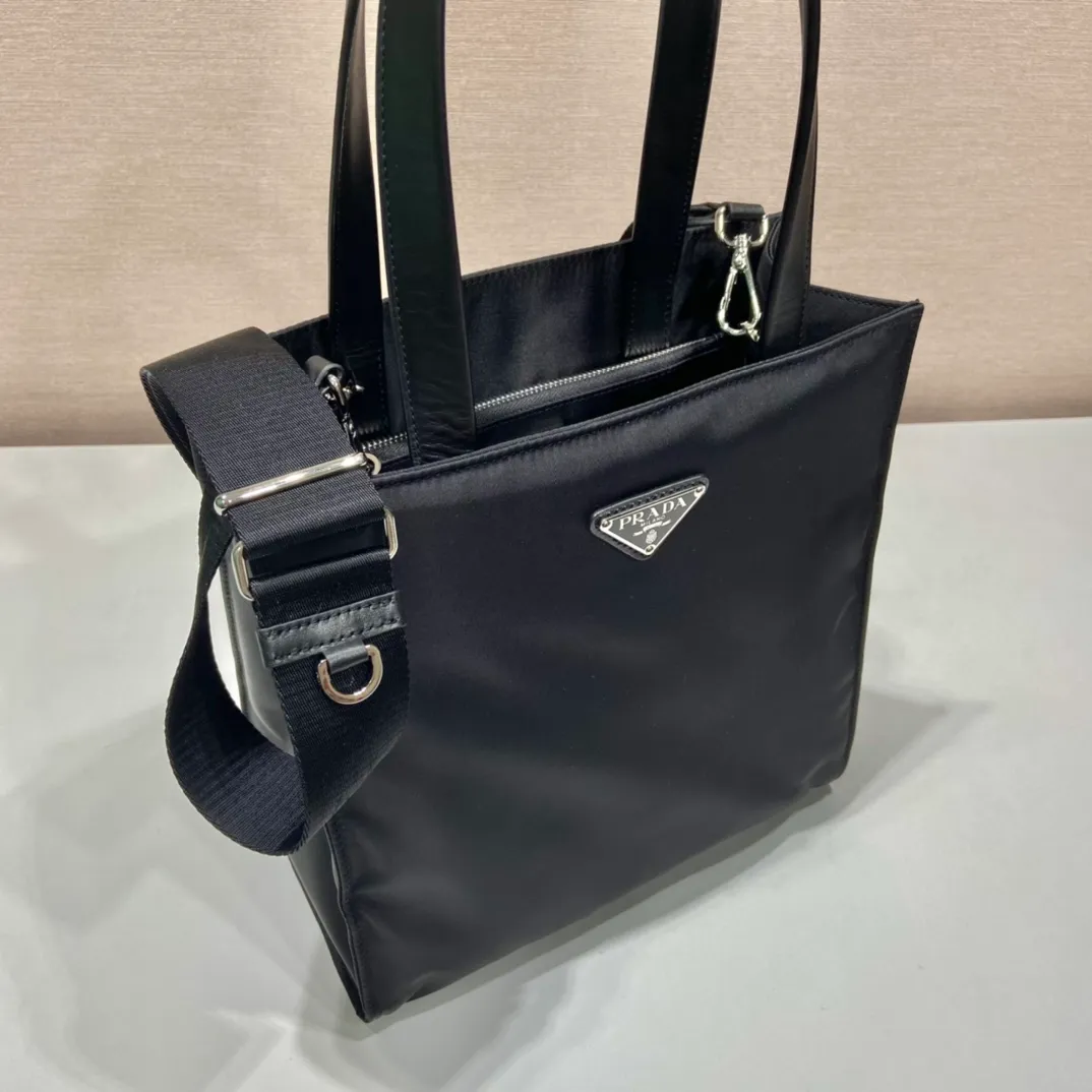 💰1120🎉New tote bag🎉1BG426🎉 This new tote bag is made of imported padded nylon fabric, with calfskin handles😘Iconic triangle logo👏Can be carried by hand/shoulder/crossbody, multi-functional😘Simple and fashionable design😘Large space capacity👍It’s so beautiful🎉🎉Another tote bag that never goes out of style, if you like babies, hurry up and get it👏👏 Length 25.5x Height 27x Bottom 14cm🎉🎉🎉👏👏👏