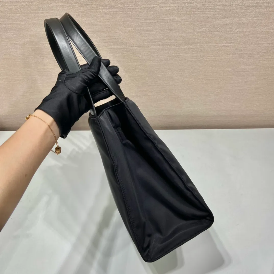 💰1120🎉New tote bag🎉1BG426🎉 This new tote bag is made of imported padded nylon fabric, with calfskin handles😘Iconic triangle logo👏Can be carried by hand/shoulder/crossbody, multi-functional😘Simple and fashionable design😘Large space capacity👍It’s so beautiful🎉🎉Another tote bag that never goes out of style, if you like babies, hurry up and get it👏👏 Length 25.5x Height 27x Bottom 14cm🎉🎉🎉👏👏👏