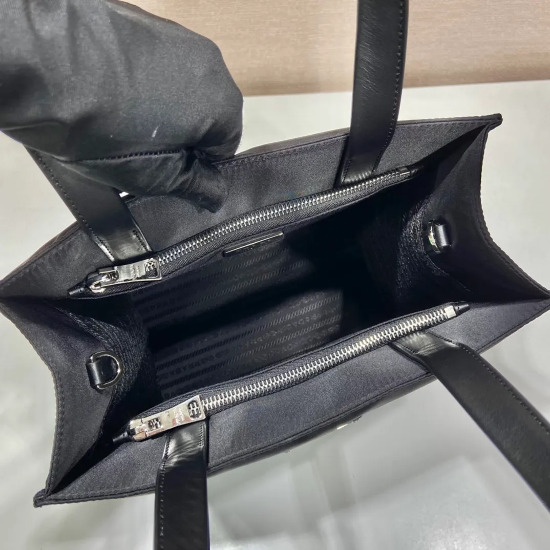 💰1120🎉New tote bag🎉1BG426🎉 This new tote bag is made of imported padded nylon fabric, with calfskin handles😘Iconic triangle logo👏Can be carried by hand/shoulder/crossbody, multi-functional😘Simple and fashionable design😘Large space capacity👍It’s so beautiful🎉🎉Another tote bag that never goes out of style, if you like babies, hurry up and get it👏👏 Length 25.5x Height 27x Bottom 14cm🎉🎉🎉👏👏👏