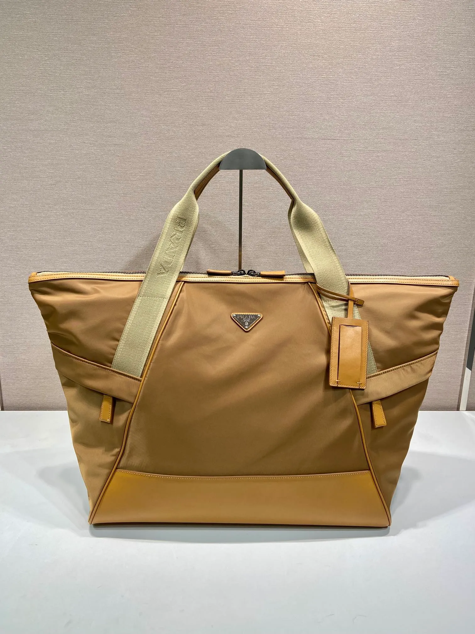 💰1520🎉New travel bag🎉2VC040🎉 This travel bag is made of premium nylon fabric and contrasting calfskin. It is smart and has ample capacity. It is equipped with an adjustable handle and large workwear side pockets and middle pockets. It is simple and elegant, versatile and casual, and can be carried on business trips and daily use. It is highly functional and shows contemporary charm. Handsome guys. Hurry up and get it🎉🎉 Length 44.5x Height 40x Bottom 24cm🎉🎉🎉👏👏👏