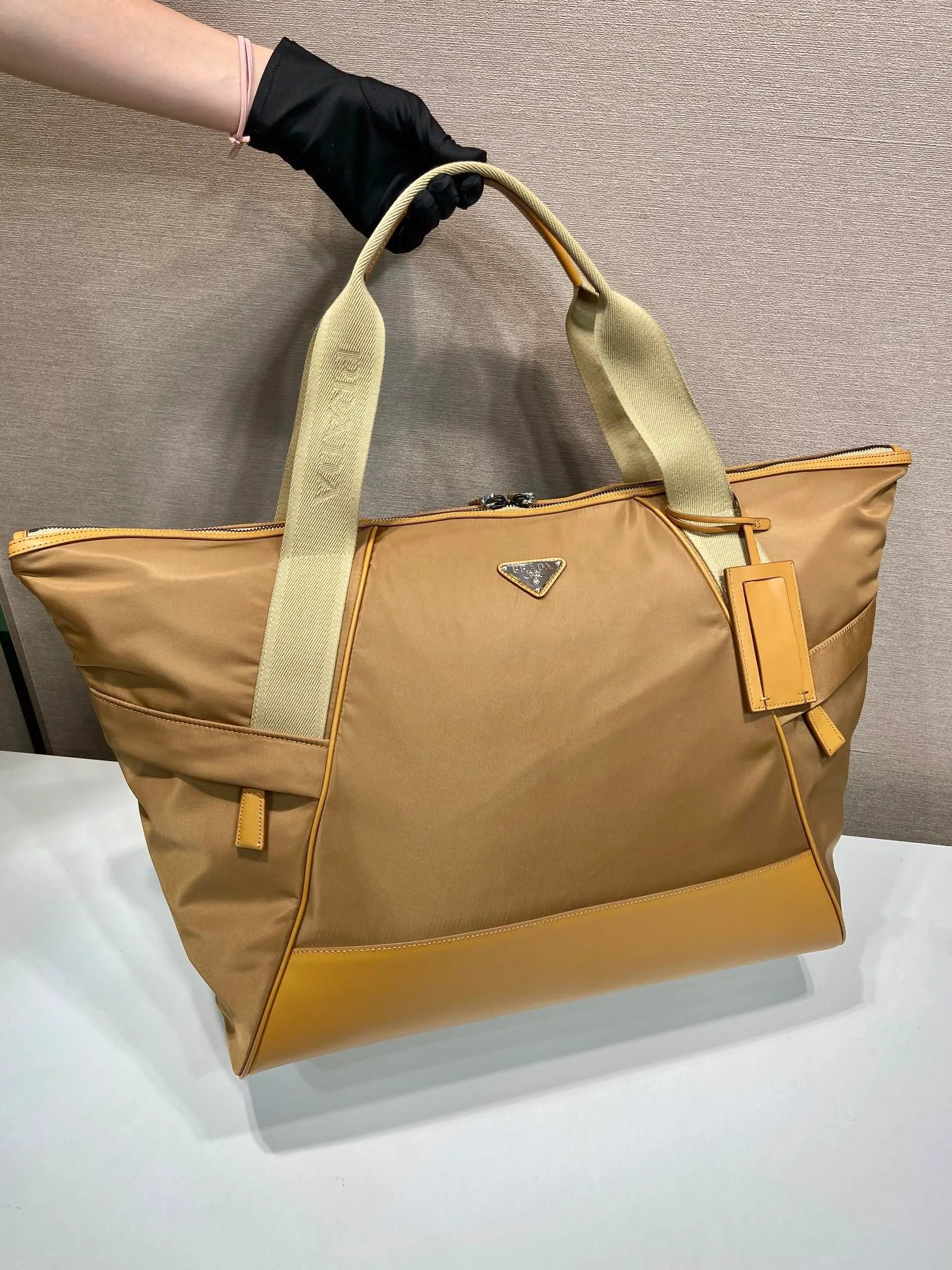 💰1520🎉New travel bag🎉2VC040🎉 This travel bag is made of premium nylon fabric and contrasting calfskin. It is smart and has ample capacity. It is equipped with an adjustable handle and large workwear side pockets and middle pockets. It is simple and elegant, versatile and casual, and can be carried on business trips and daily use. It is highly functional and shows contemporary charm. Handsome guys. Hurry up and get it🎉🎉 Length 44.5x Height 40x Bottom 24cm🎉🎉🎉👏👏👏