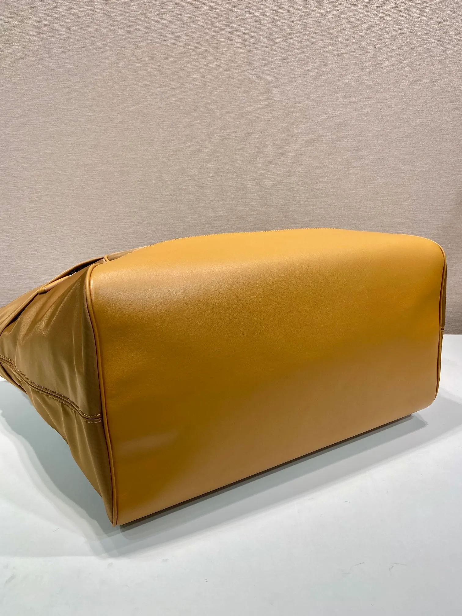 💰1520🎉New travel bag🎉2VC040🎉 This travel bag is made of premium nylon fabric and contrasting calfskin. It is smart and has ample capacity. It is equipped with an adjustable handle and large workwear side pockets and middle pockets. It is simple and elegant, versatile and casual, and can be carried on business trips and daily use. It is highly functional and shows contemporary charm. Handsome guys. Hurry up and get it🎉🎉 Length 44.5x Height 40x Bottom 24cm🎉🎉🎉👏👏👏