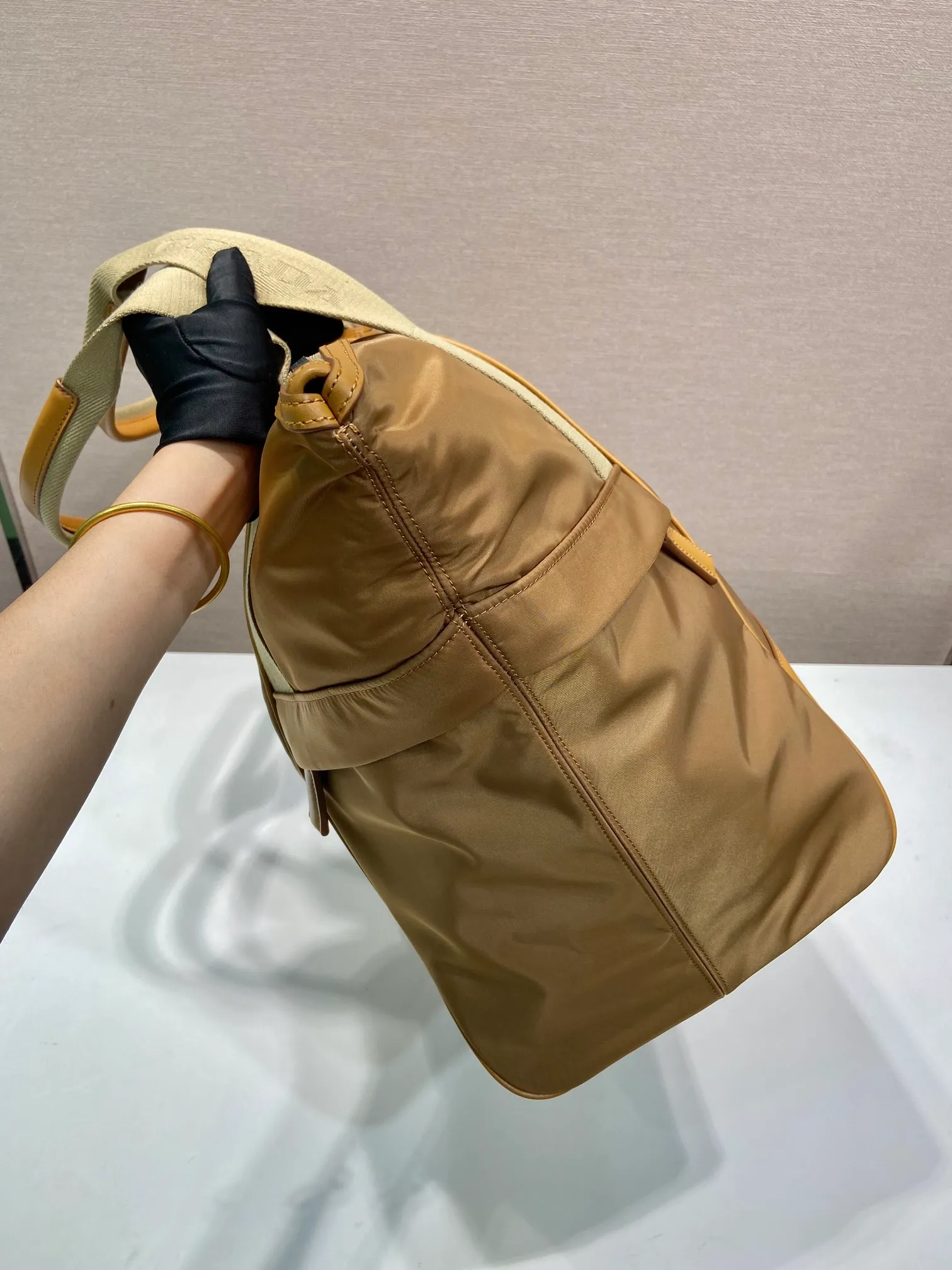 💰1520🎉New travel bag🎉2VC040🎉 This travel bag is made of premium nylon fabric and contrasting calfskin. It is smart and has ample capacity. It is equipped with an adjustable handle and large workwear side pockets and middle pockets. It is simple and elegant, versatile and casual, and can be carried on business trips and daily use. It is highly functional and shows contemporary charm. Handsome guys. Hurry up and get it🎉🎉 Length 44.5x Height 40x Bottom 24cm🎉🎉🎉👏👏👏