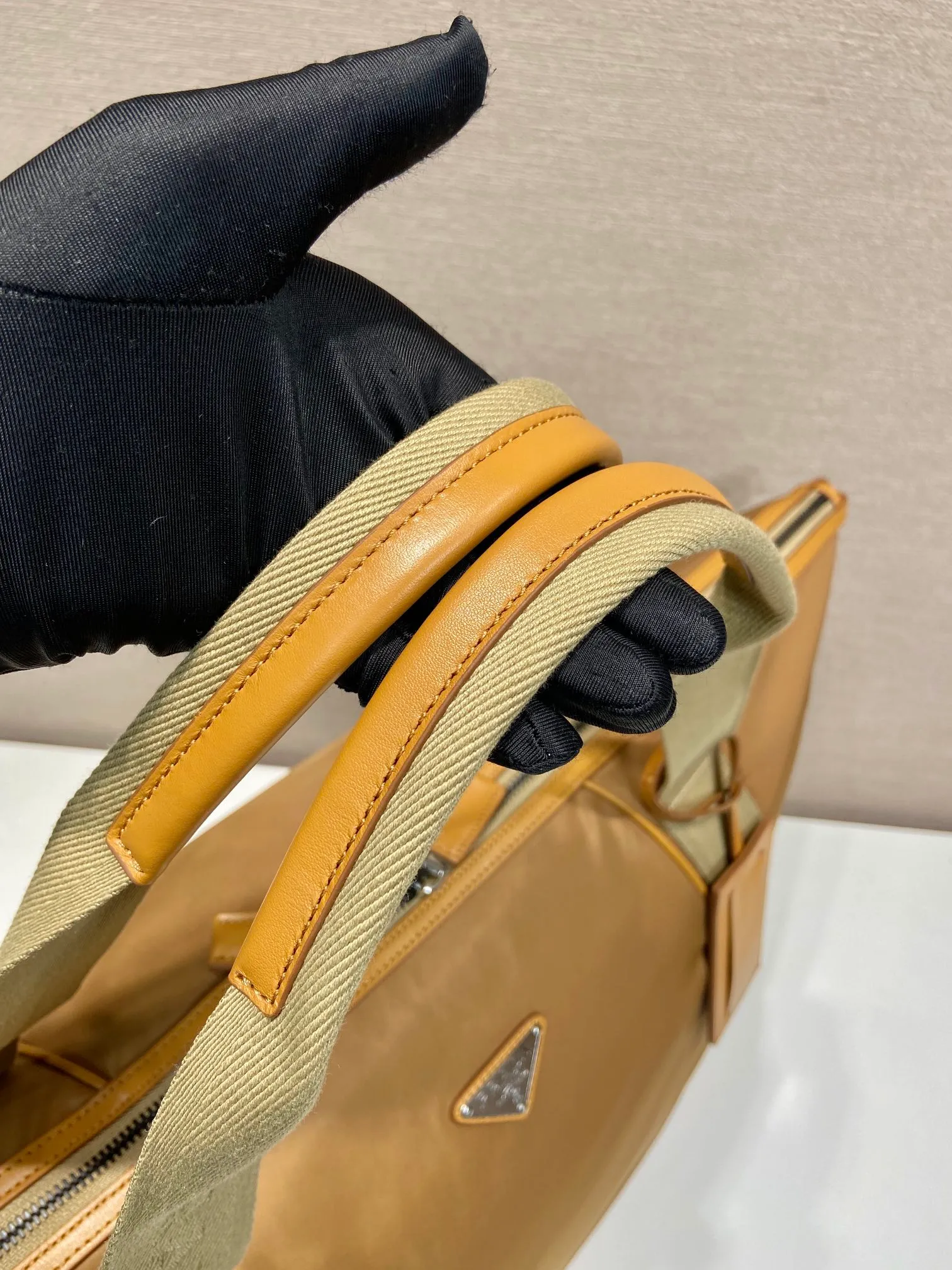 💰1520🎉New travel bag🎉2VC040🎉 This travel bag is made of premium nylon fabric and contrasting calfskin. It is smart and has ample capacity. It is equipped with an adjustable handle and large workwear side pockets and middle pockets. It is simple and elegant, versatile and casual, and can be carried on business trips and daily use. It is highly functional and shows contemporary charm. Handsome guys. Hurry up and get it🎉🎉 Length 44.5x Height 40x Bottom 24cm🎉🎉🎉👏👏👏