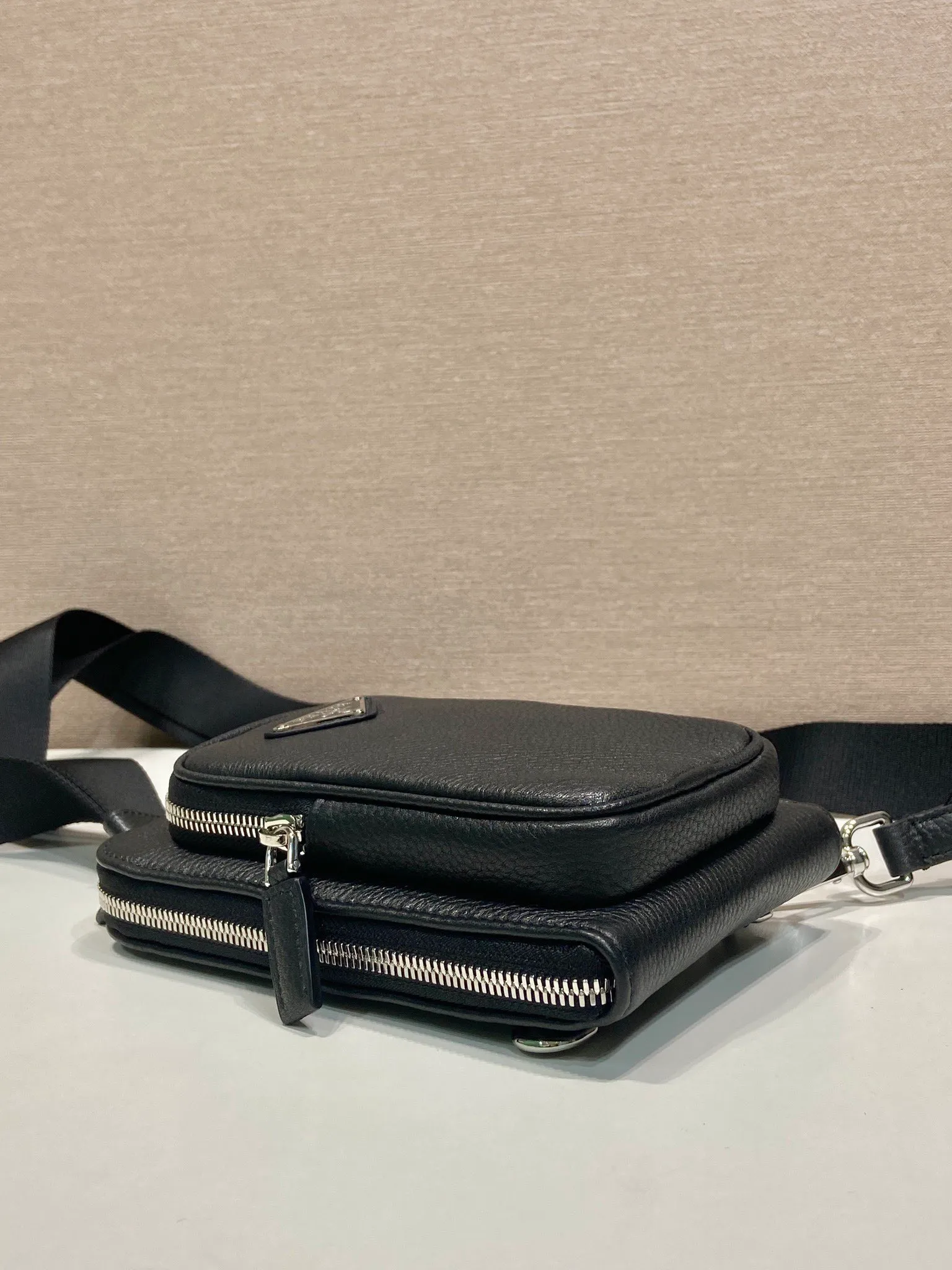 💰960🎉New mobile phone case🎉2VH195🎉🎉 This versatile and modern smartphone case is made of deer leather, sleek and stylish. Featuring multiple zipped pockets and an adjustable shoulder strap, it's decorated with an enameled triangle metal logo. The card slot compartment is designed to be very practical, and it is a popular style that will never go out of style. Get it now🎉🎉 Length 11.5x Height 18cm🎉🎉🎉💰💰💰