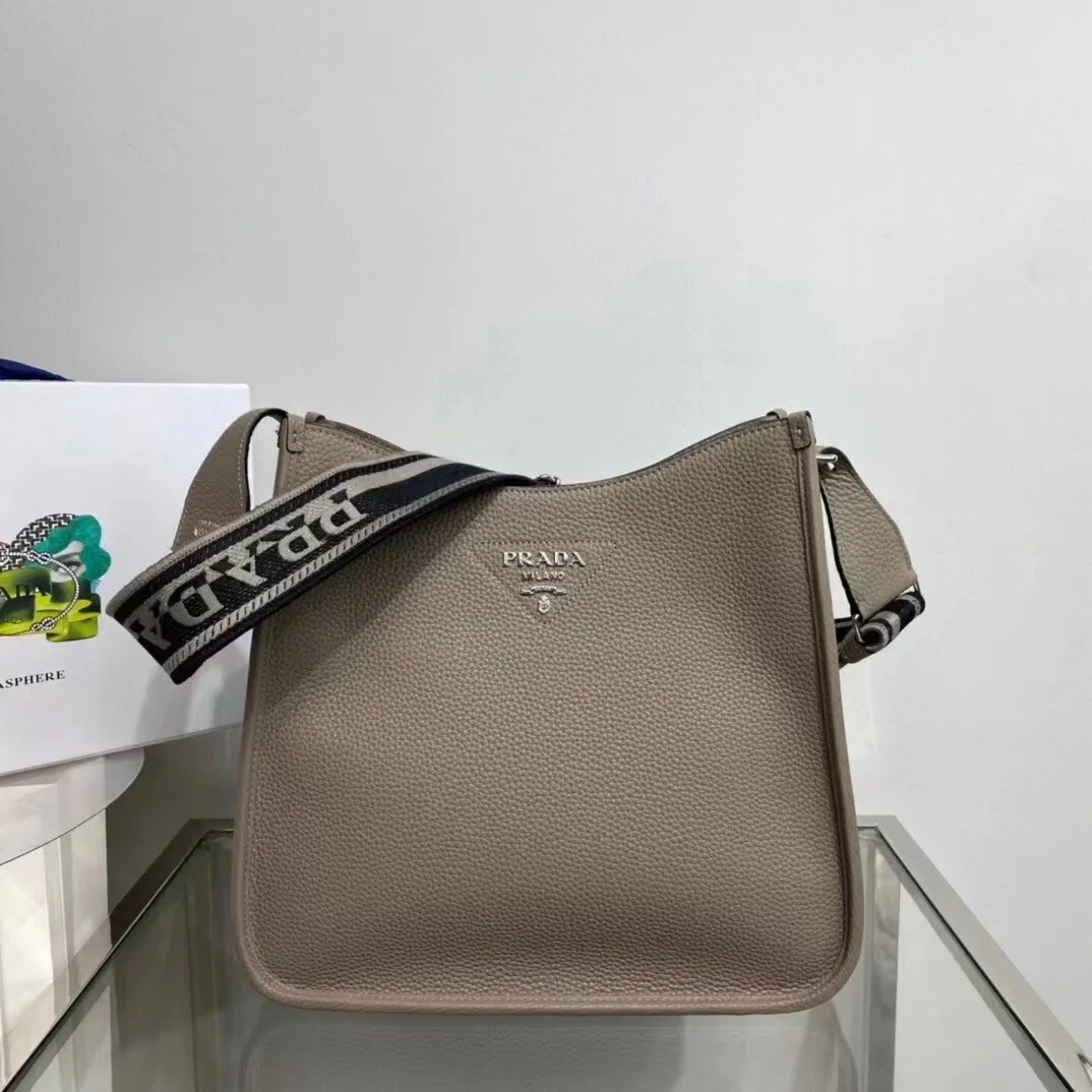 p1400¥👏New fabric cross-body bag👏1BC073/large tote bag This leather mini shoulder bag has a simple design. A metallic triangle logo on the front adds signature tone. Equipped with detachable/adjustable logo printed webbing, the upper body effect is very beautiful😘😘highlighting its modern style. High fashion is the main fashion for daily matching. Hurry up and get it, it’s so beautiful👏👏Length 30xH 28xH 12cm👏👏👏😘😘😘
