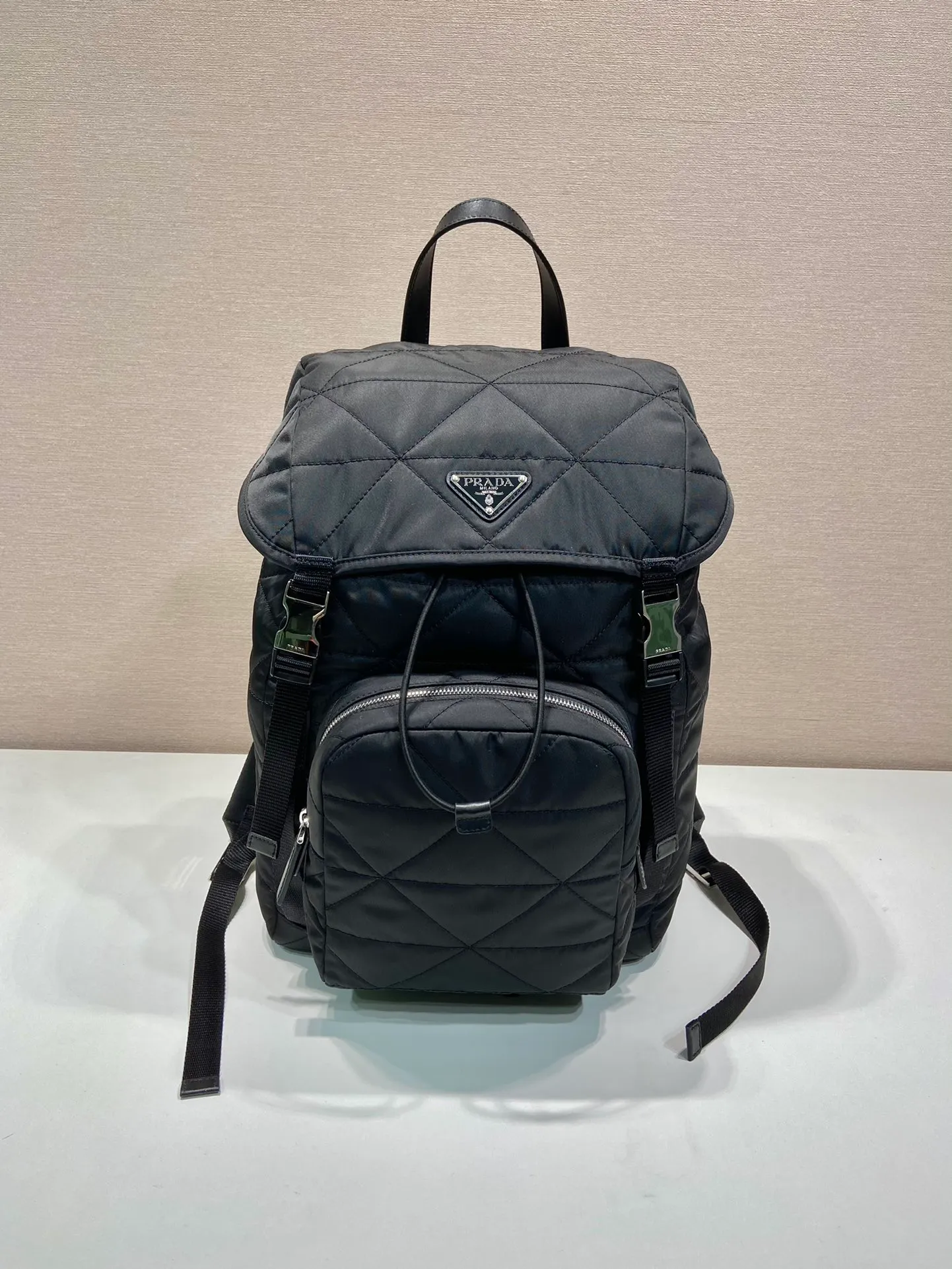 💰1520🎉New rhombus backpack🎉2VZ135🎉🎉 This sporty backpack with soft lines is made of unconventional Re-Nylon regenerated nylon, with quilted elements echoing the brand's iconic geometric shapes. A symbolic triangular logo in enameled metal adorns the front. It has a large capacity and is a popular style that will never go out of style🎉🎉 Length 45x Height 27x Bottom 17cm🎉🎉🎉👏👏👏