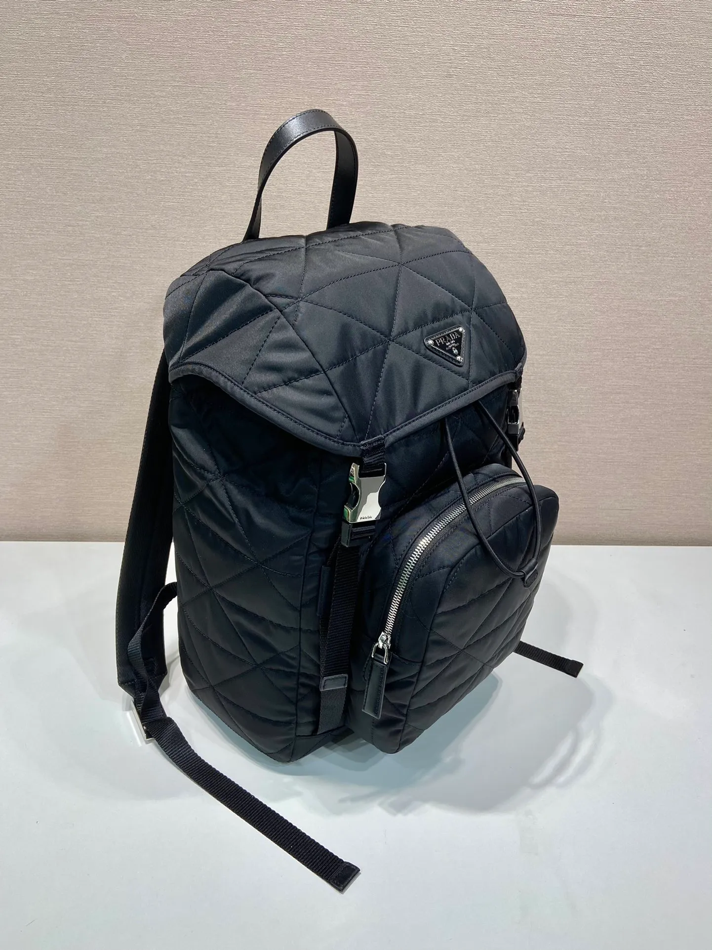 💰1520🎉New rhombus backpack🎉2VZ135🎉🎉 This sporty backpack with soft lines is made of unconventional Re-Nylon regenerated nylon, with quilted elements echoing the brand's iconic geometric shapes. A symbolic triangular logo in enameled metal adorns the front. It has a large capacity and is a popular style that will never go out of style🎉🎉 Length 45x Height 27x Bottom 17cm🎉🎉🎉👏👏👏