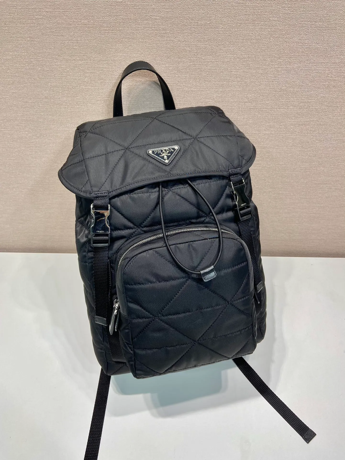 💰1520🎉New rhombus backpack🎉2VZ135🎉🎉 This sporty backpack with soft lines is made of unconventional Re-Nylon regenerated nylon, with quilted elements echoing the brand's iconic geometric shapes. A symbolic triangular logo in enameled metal adorns the front. It has a large capacity and is a popular style that will never go out of style🎉🎉 Length 45x Height 27x Bottom 17cm🎉🎉🎉👏👏👏